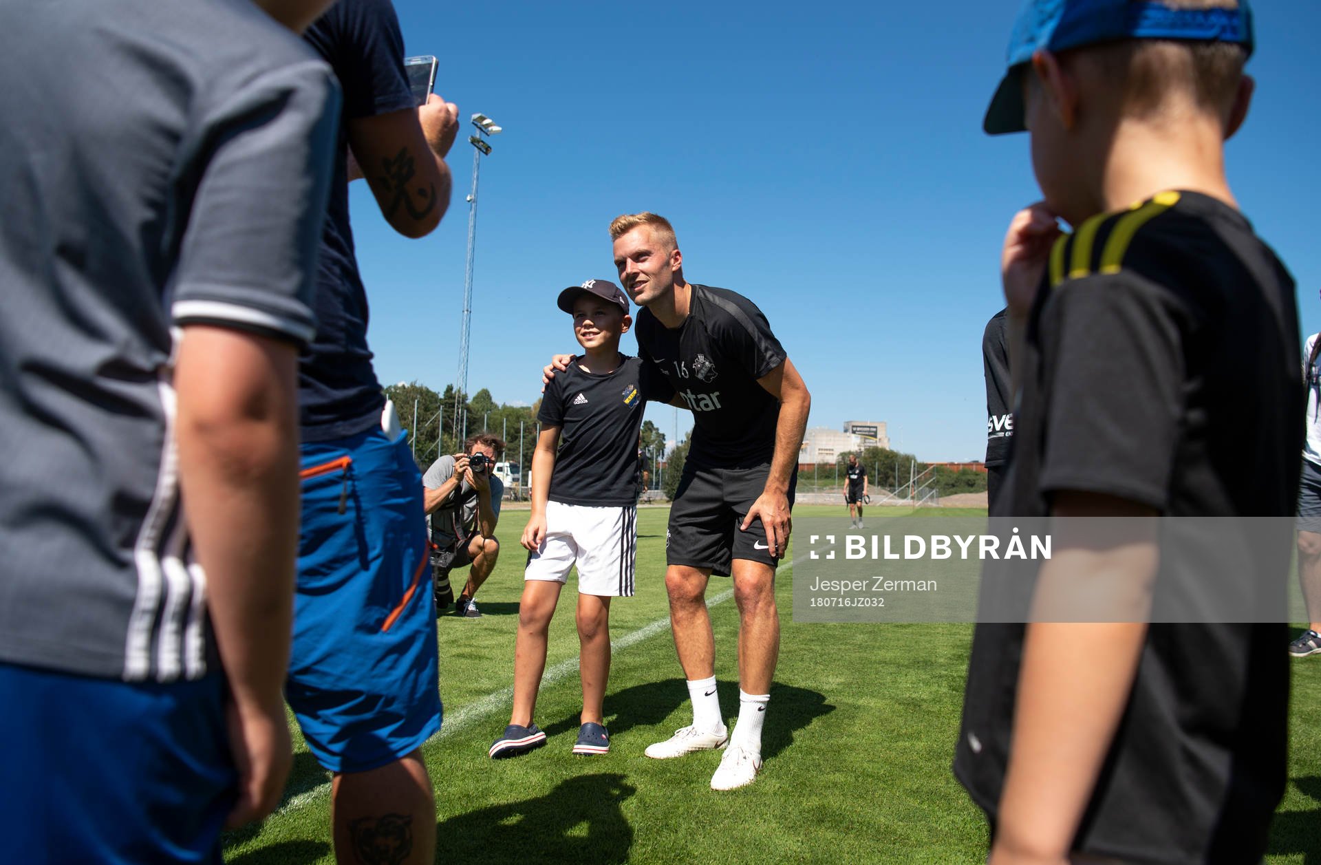 s Sebastian Larsson tar en bild med en supporter