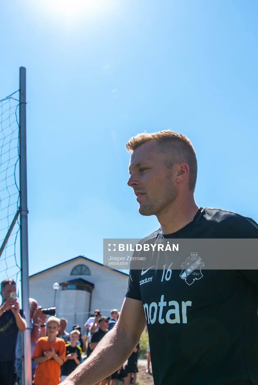 s Sebastian Larsson