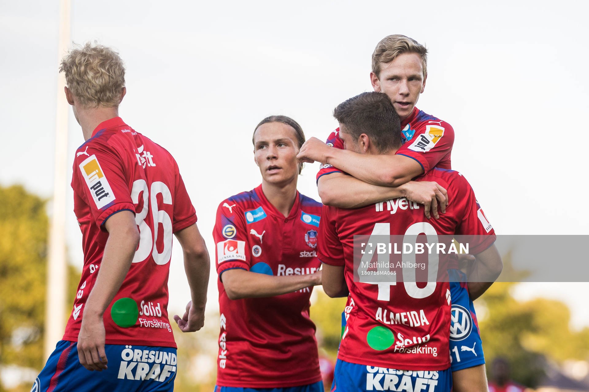 Helsingborgs Mattias Almeida Sundell jublar tillsammans med Pelle Rosenlind efter att ha gjort 1-1 under träningsmatch i fotboll mellan Helsingör och Helsingborg den 16 juli 2018 i Helsingör.