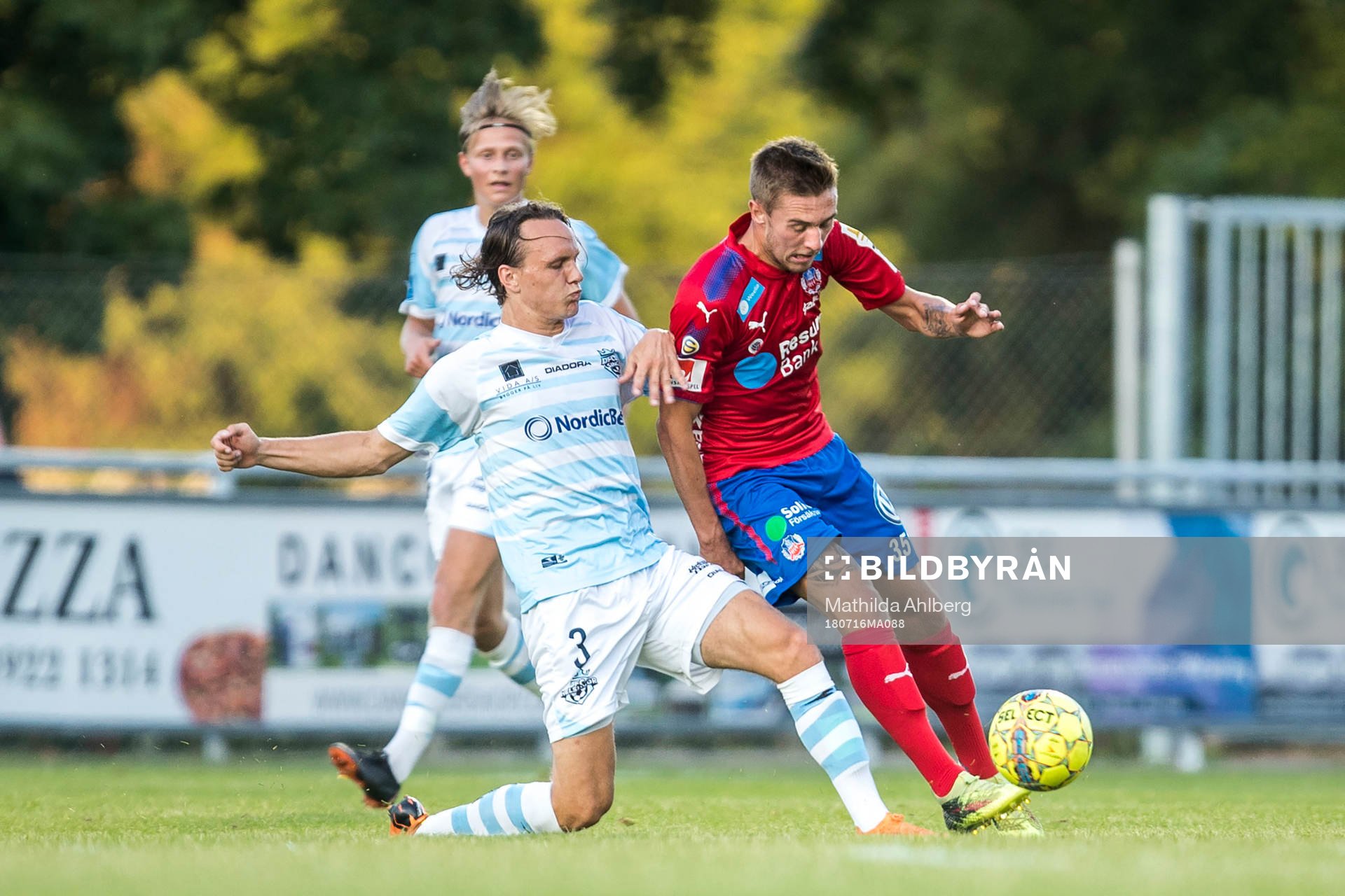 Helsingørs Frederik Bay och Helsingborgs Casper Seger under träningsmatch i fotboll mellan Helsingör och Helsingborg den 16 juli 2018 i Helsingör.