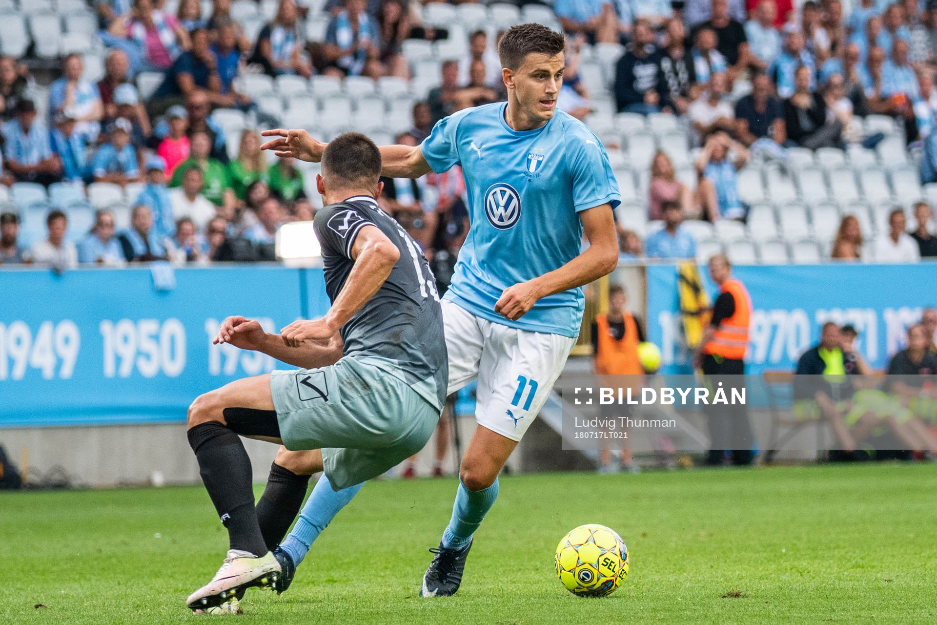 Alexander Jeremejeff of Malmö FF challenges Liridon Leçi