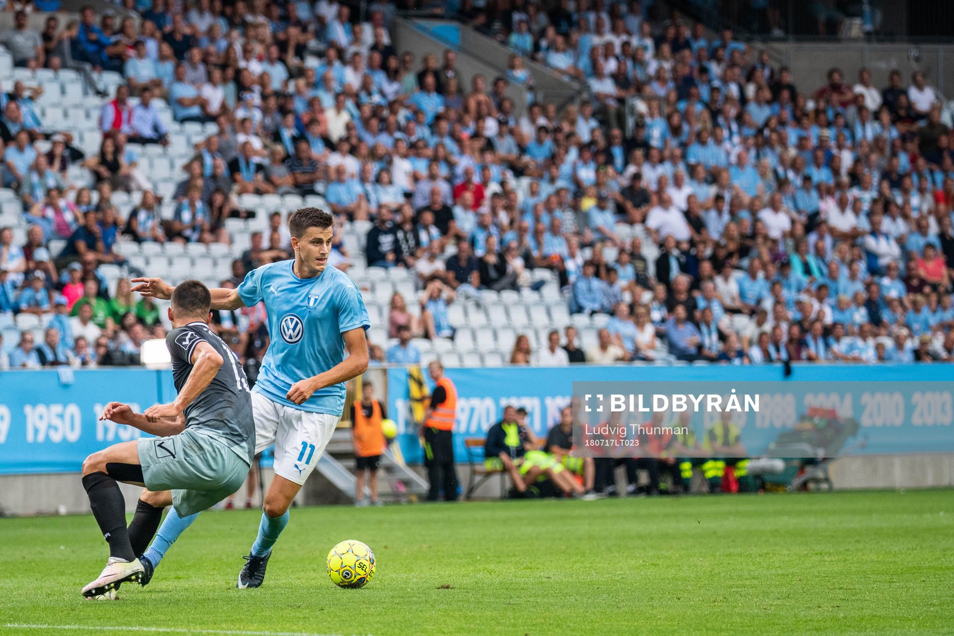 Alexander Jeremejeff of Malmö FF challenges Liridon Leçi