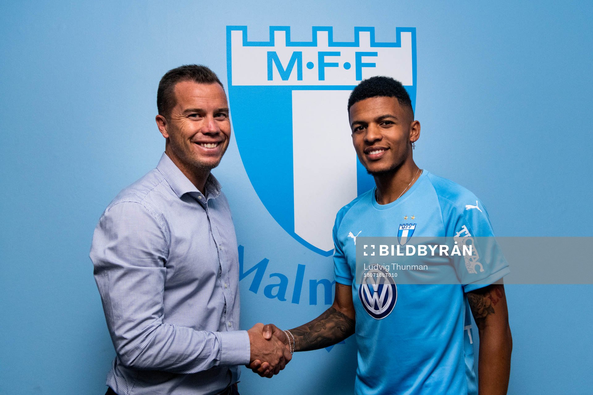 Malmö FFs nyförvärv Romain Gall skakar hand med