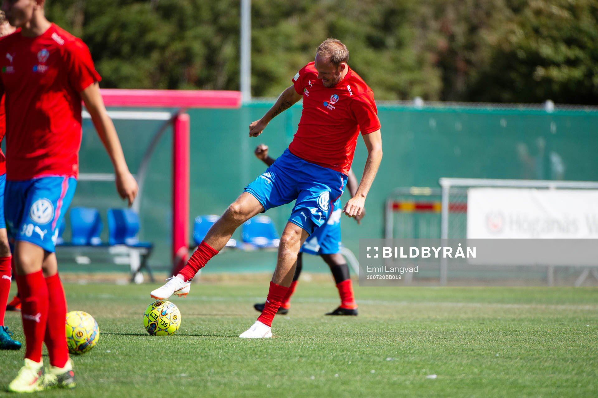 Helsingborgs Andreas Granqvist värmer upp innan