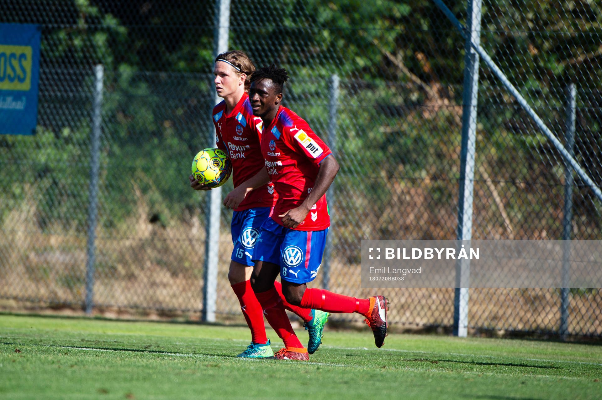 Helsingborgs Max Svensson och Mamudu Moro jublar efter mål under träningsmatch i fotboll mellan Fremad Amager och Helsingborg den 20 juli 2018 i Höganäs.