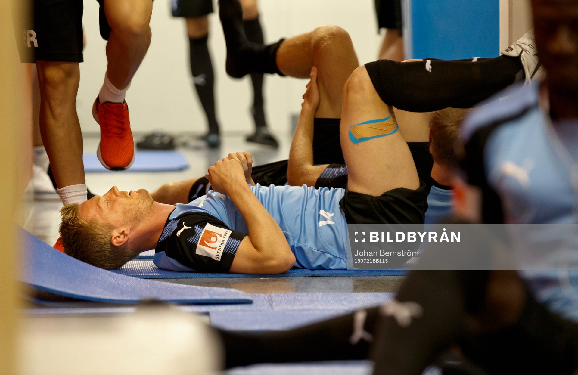 Malmö FFs Anders Christiansen värmer upp i korridoren