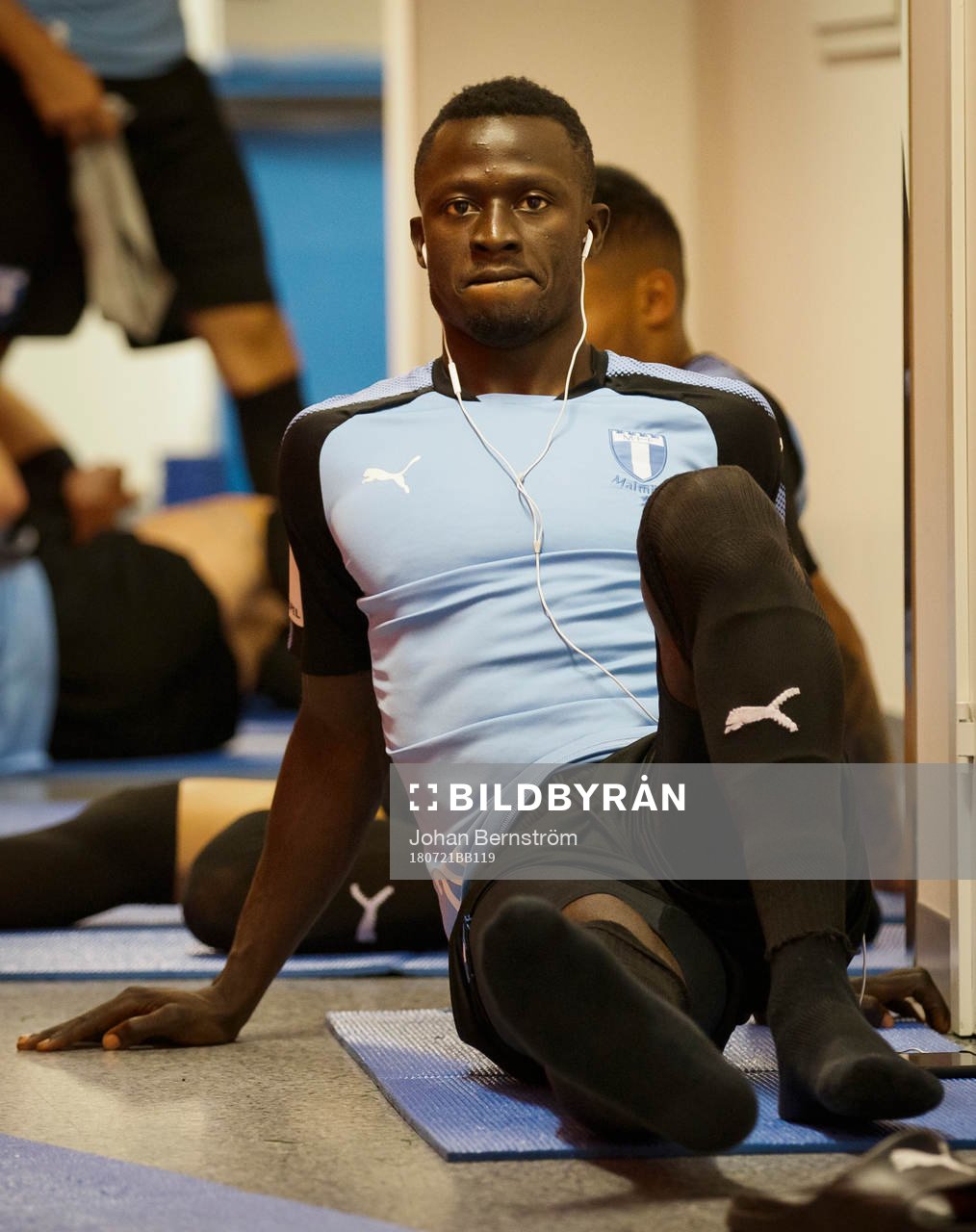 Malmö FFs Bonke Innocent värmer upp i korridoren