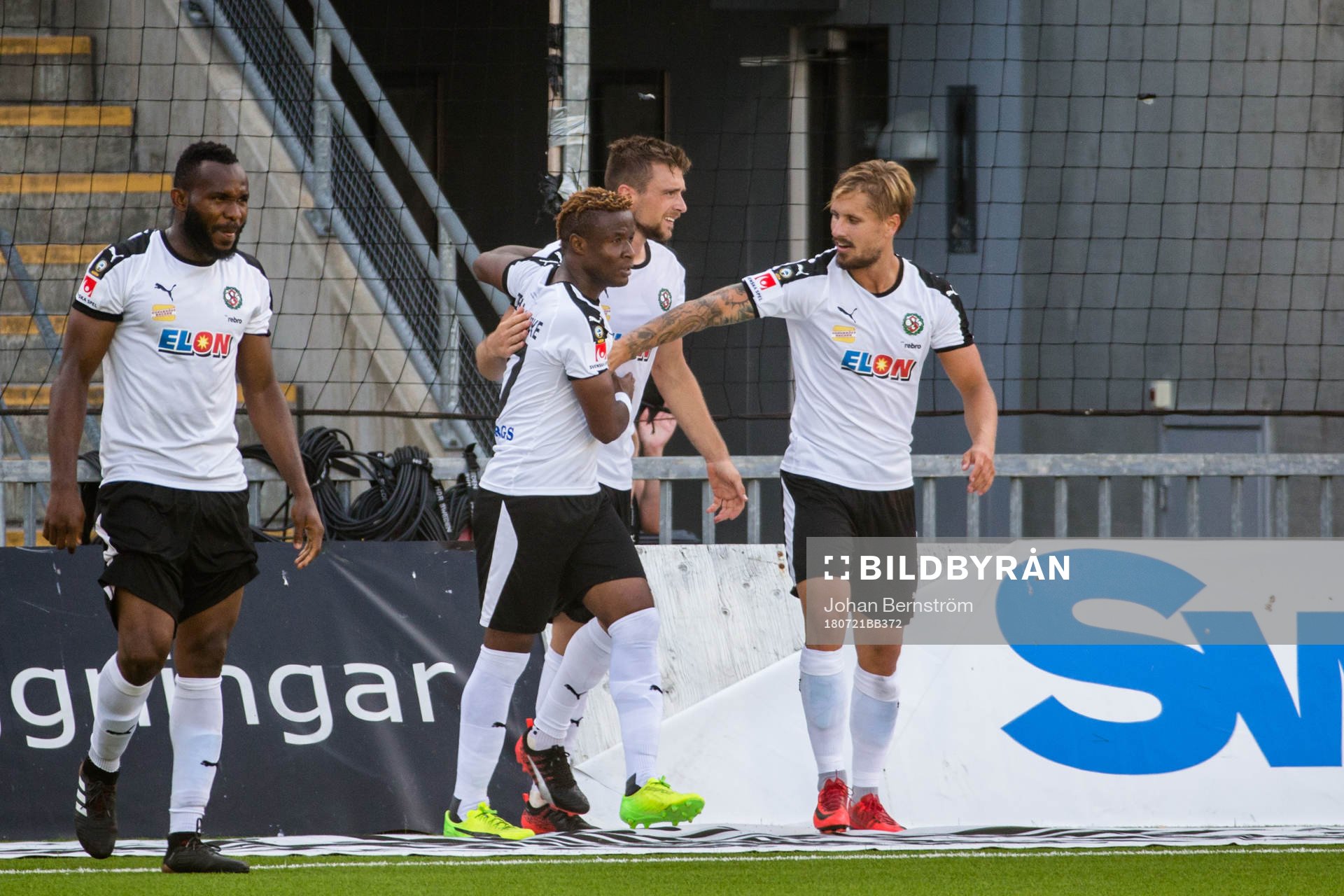 Örebros Filip Rogic och Kennedy Igboananike jublar