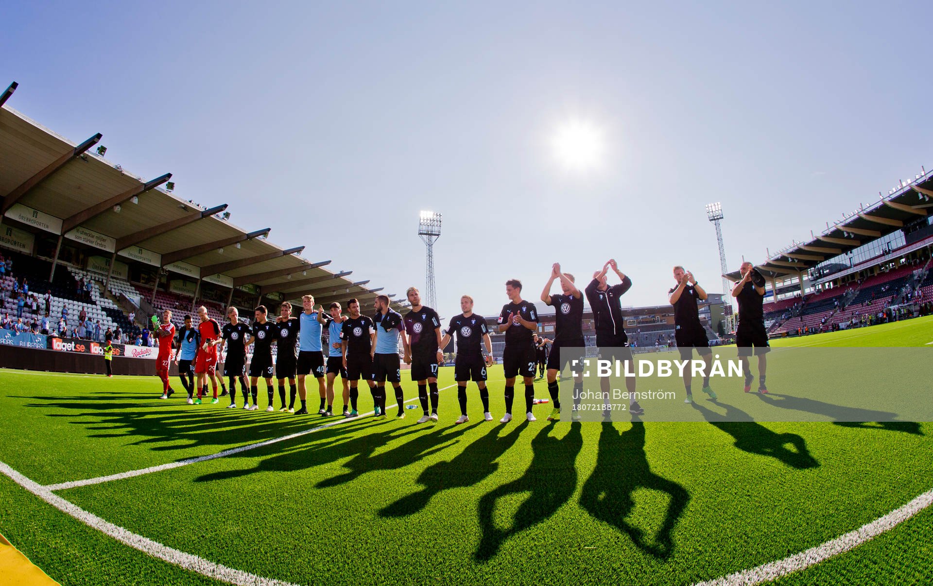 Malmö FFs spelare jublar framför fansen