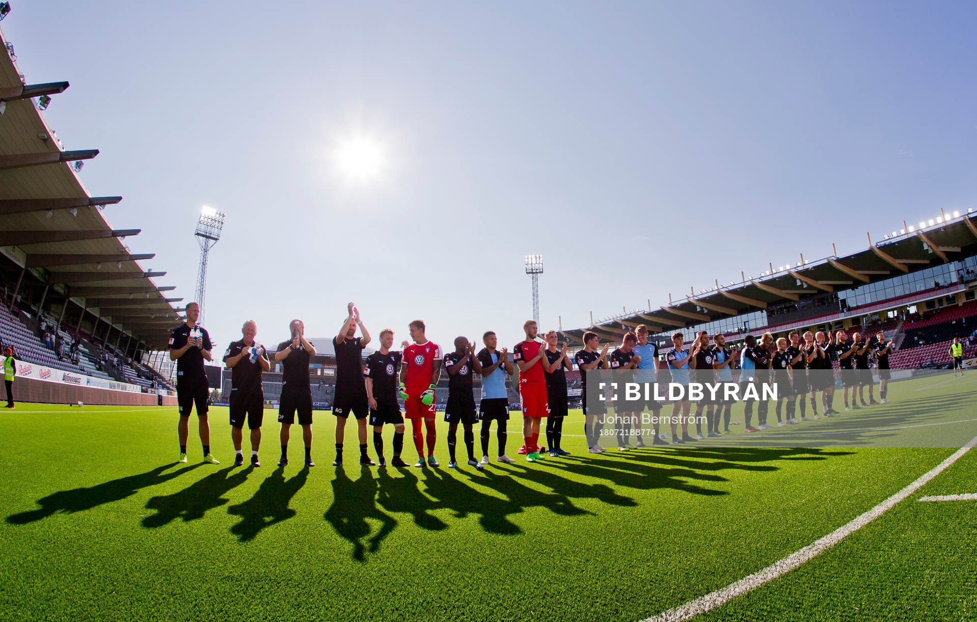 Malmö FFs spelare jublar framför fansen
