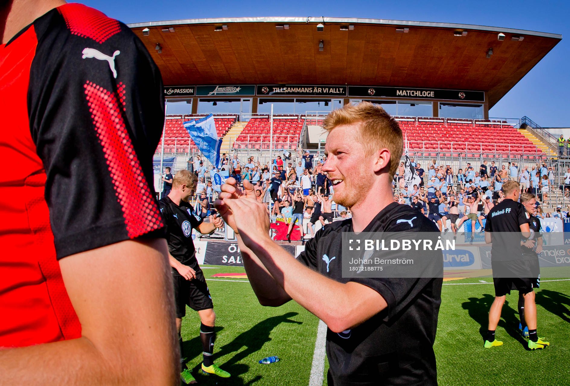 Malmö FFs Anders Christiansen jublar framför fansen