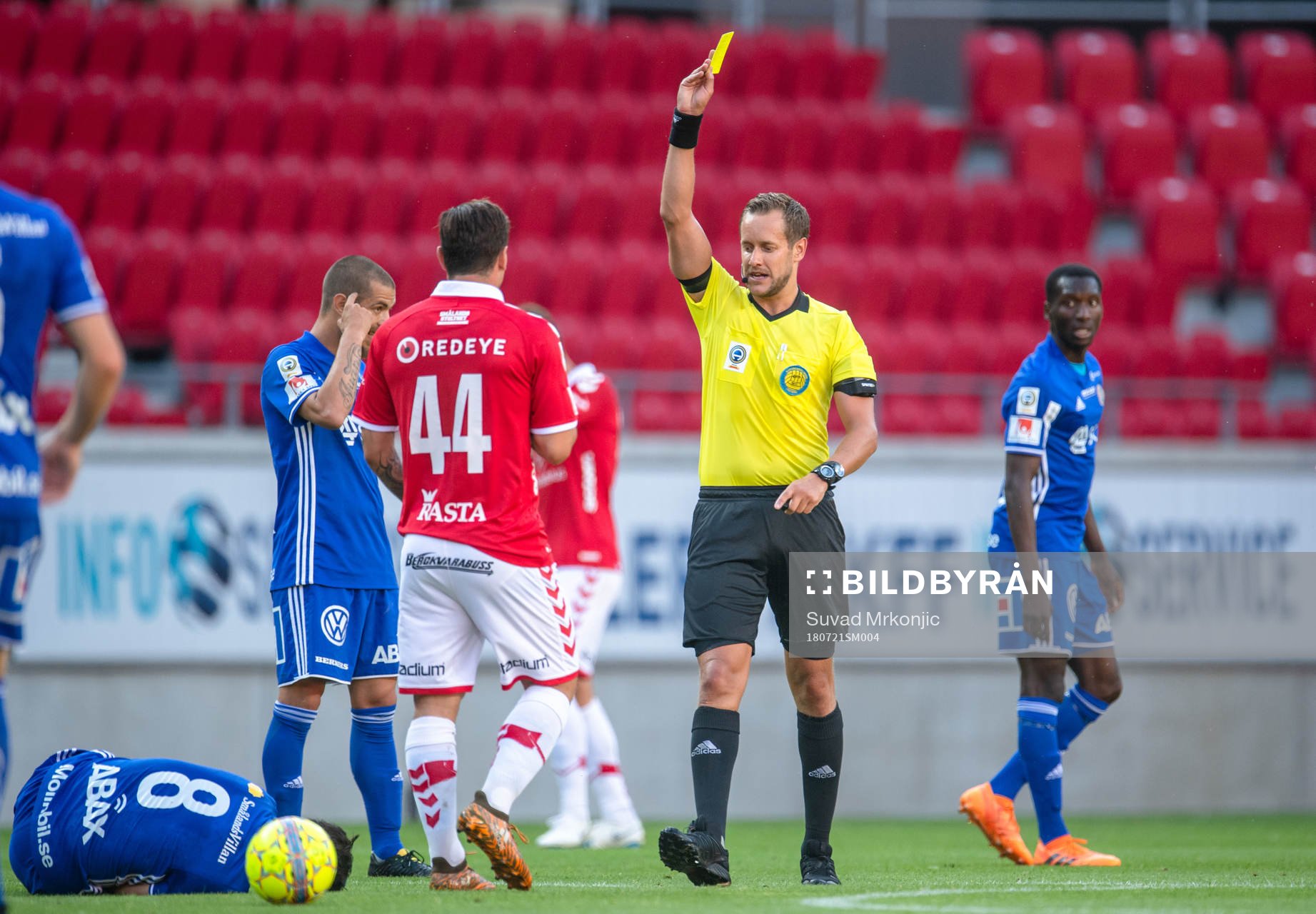 Kalmars Erton Fejzullahu får en varning