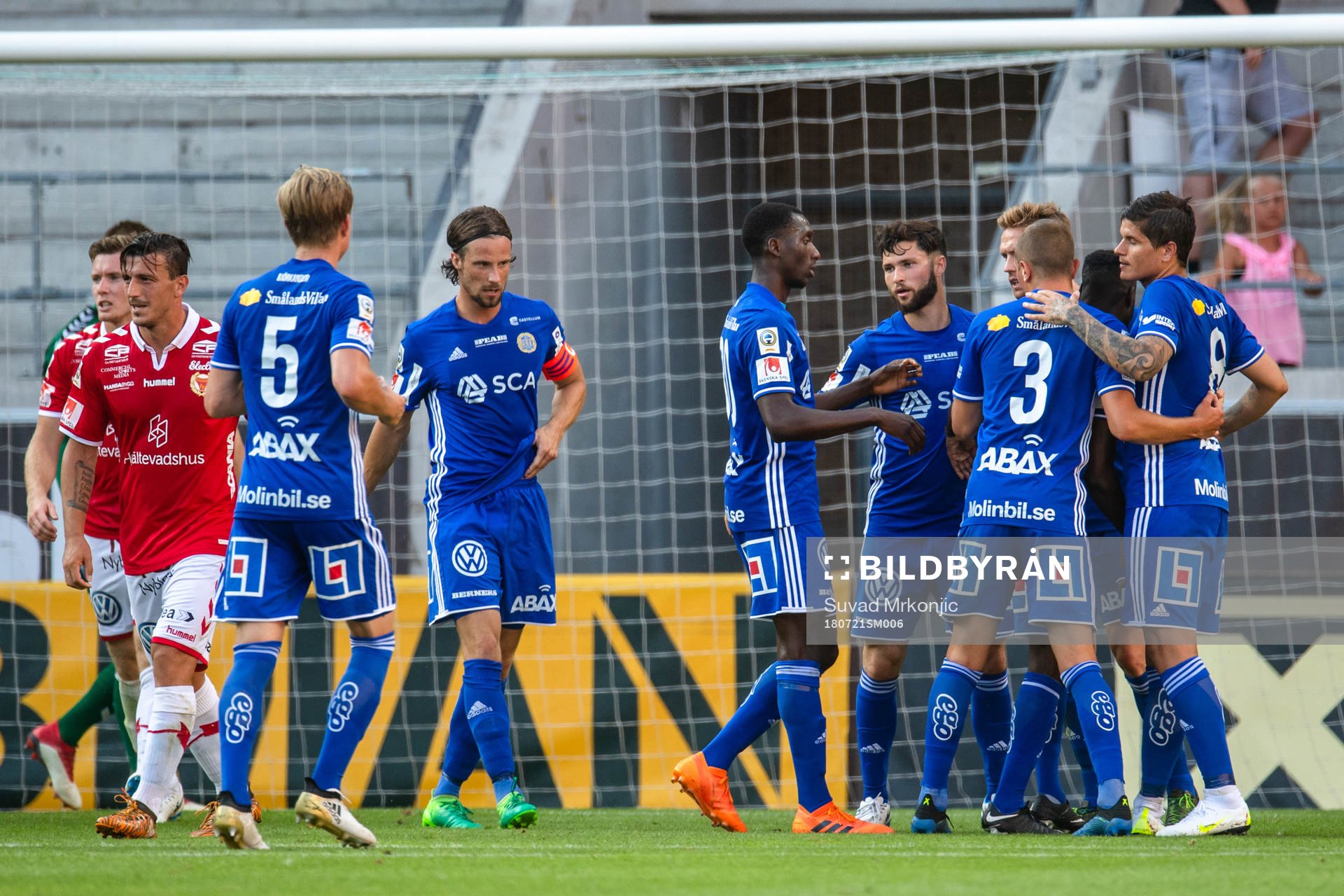 Sundsvalls spelare jublar med Maic Sema