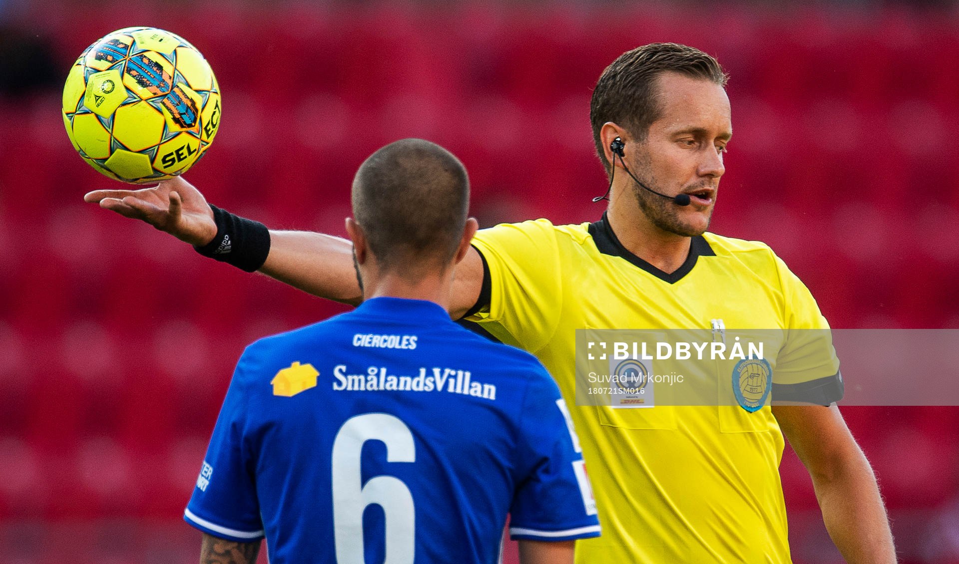 Domaren Victor Wolf och Sundsvalls Juan Jose Ciercoles Sagra