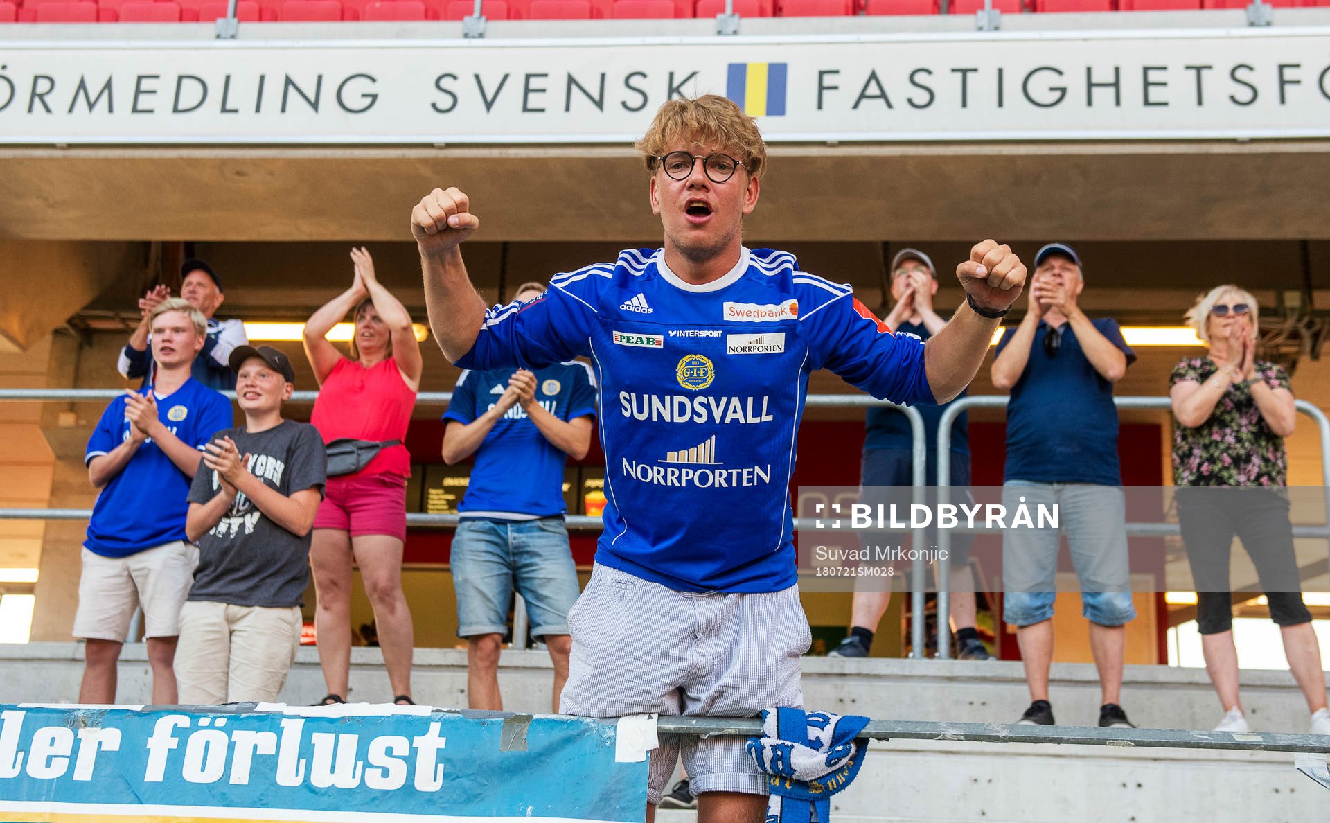 Sundsvallsupportrar jublar under fotbollsmatchen i Allsvenskan mellan Kalmar och Sundsvall den 21 juli 2018 i Kalmar.
