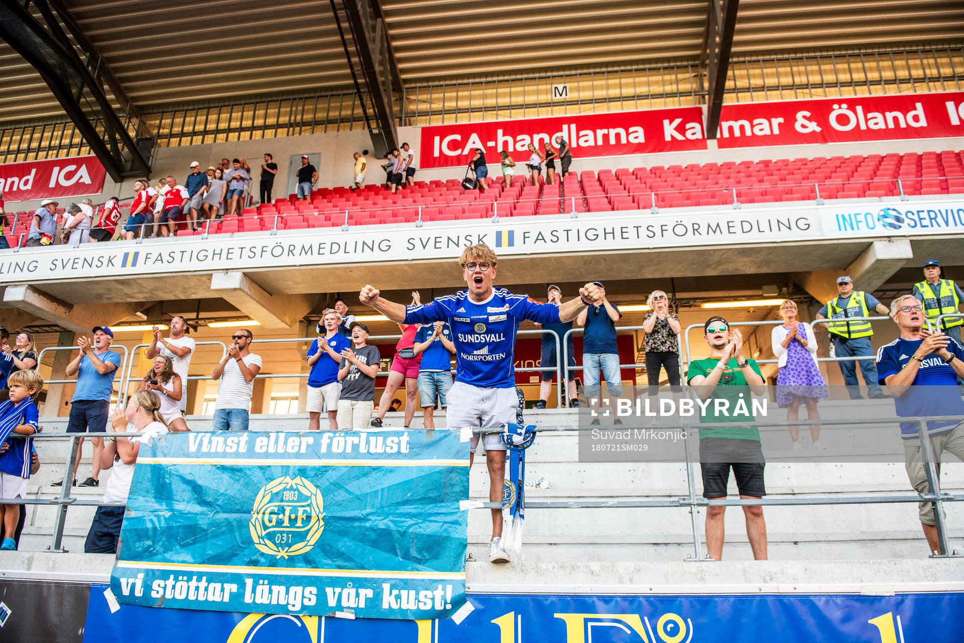 Sundsvallsupportrar jublar under fotbollsmatchen i Allsvenskan mellan Kalmar och Sundsvall den 21 juli 2018 i Kalmar.