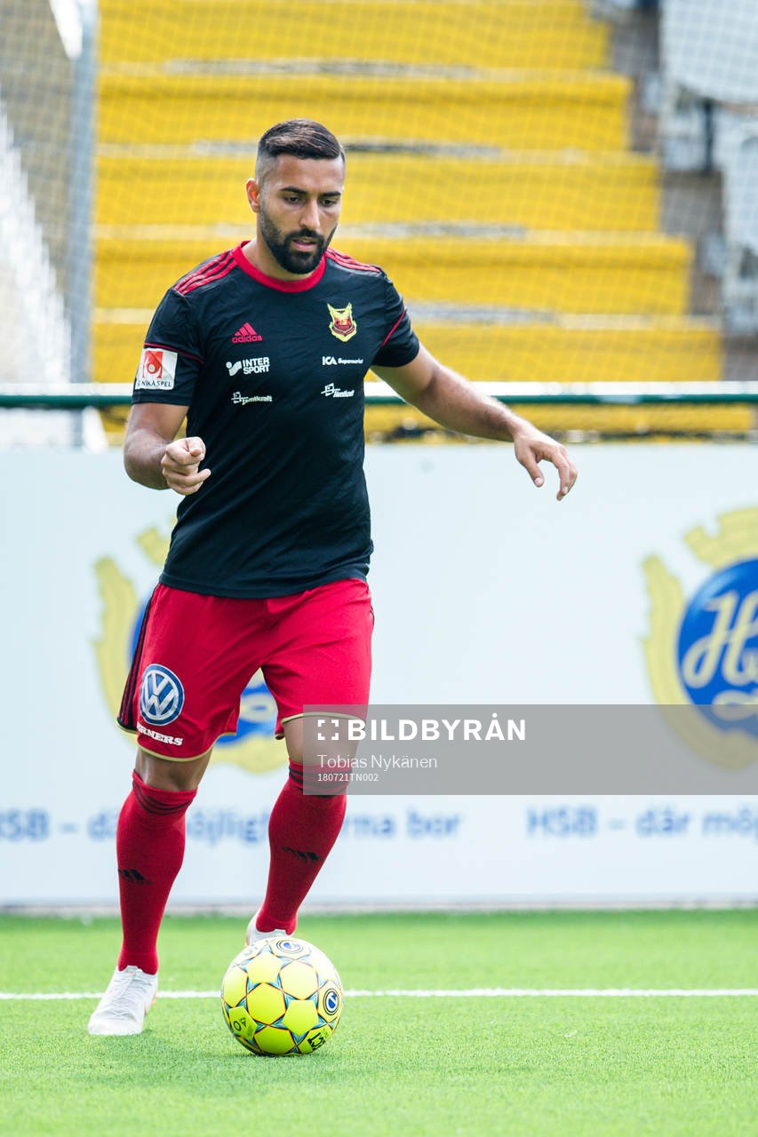 Östersunds Saman Ghoddos före fotbollsmatchen i