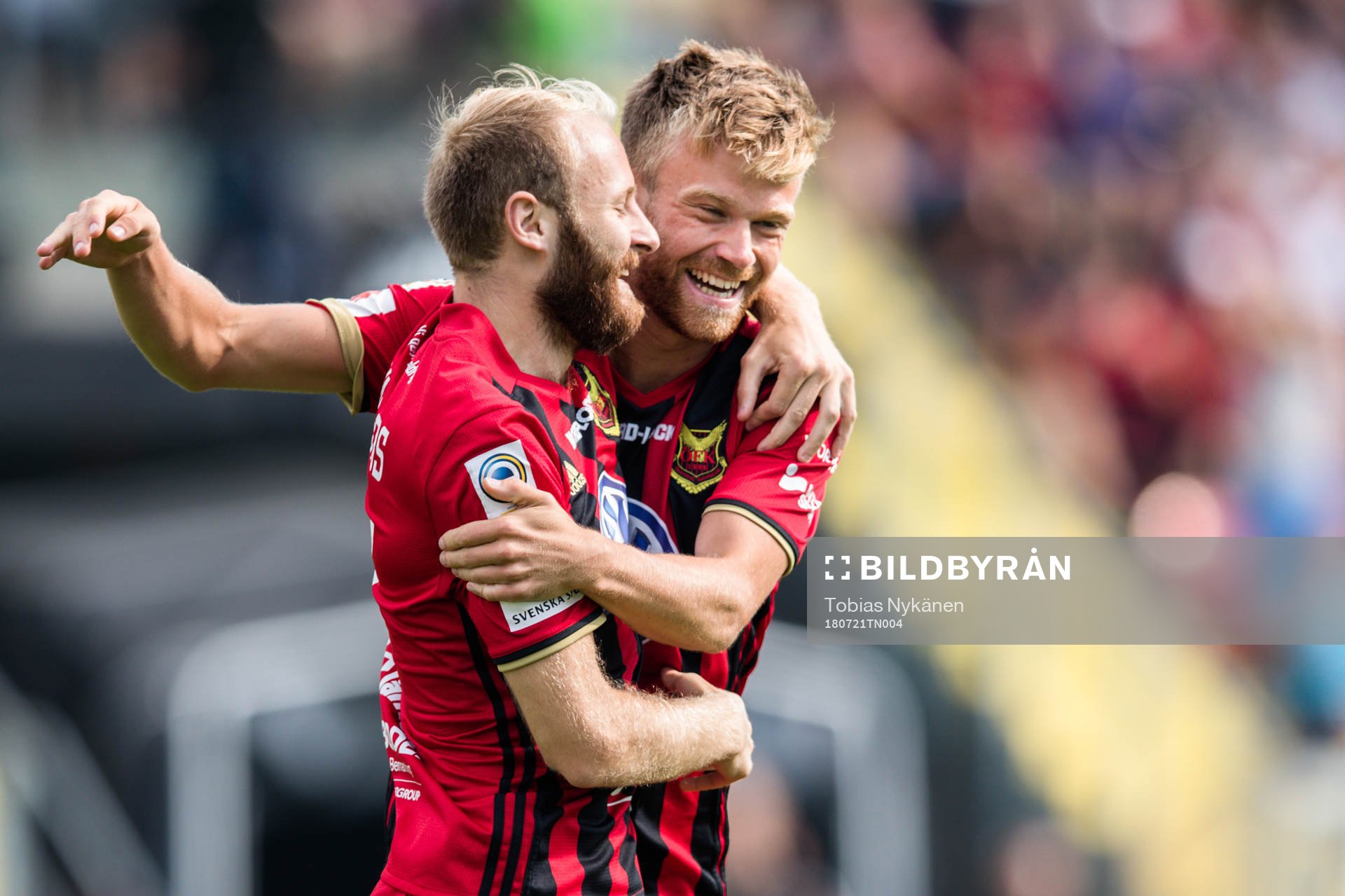 Östersunds Curtis Edwards jublar med  Dennis Widgren