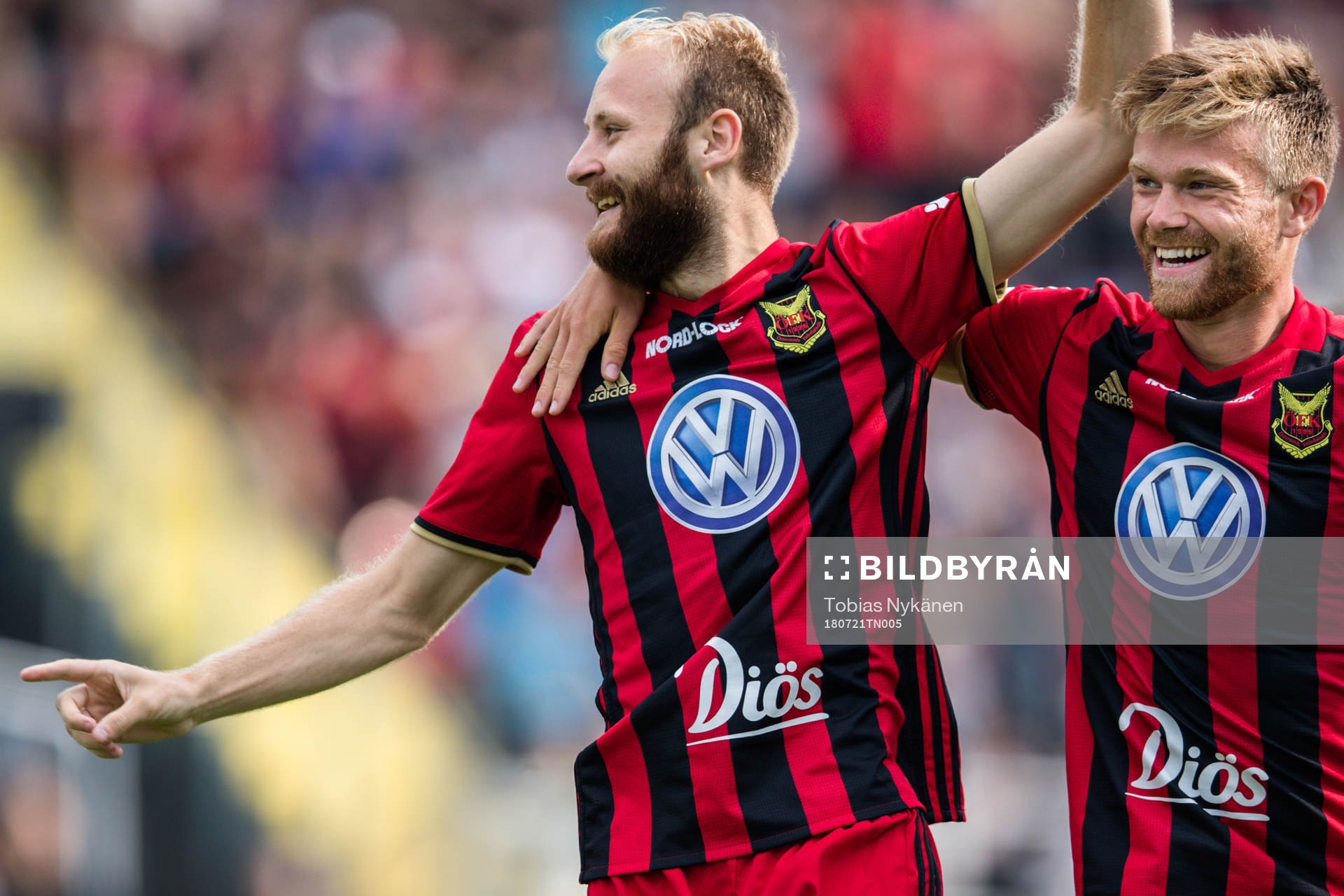 Östersunds Curtis Edwards jublar med  Dennis Widgren