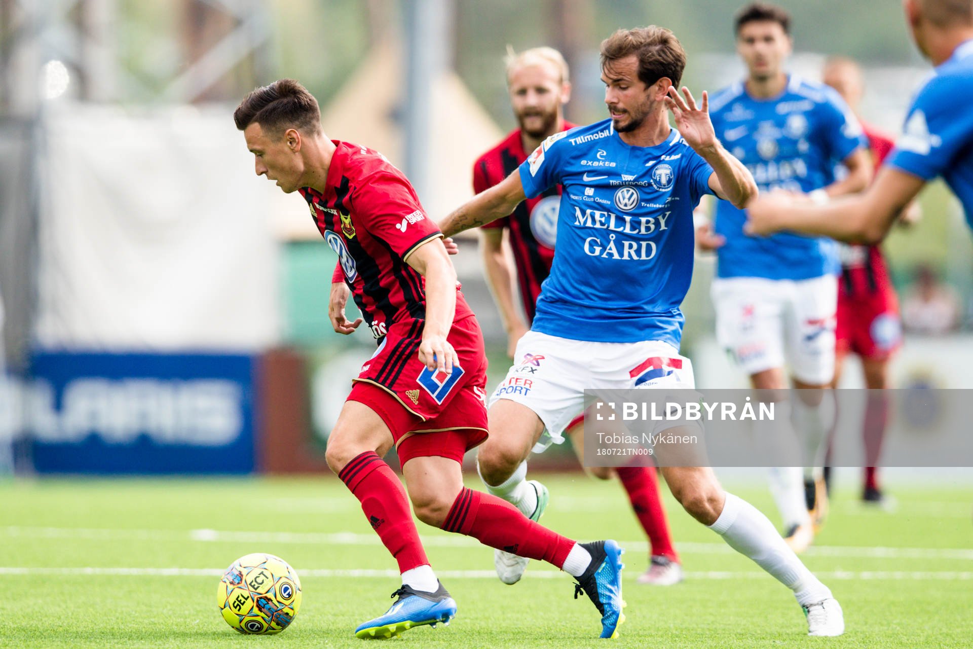 Östersunds Jamie Hopcutt och Trelleborgs Sebastian Ohlsson