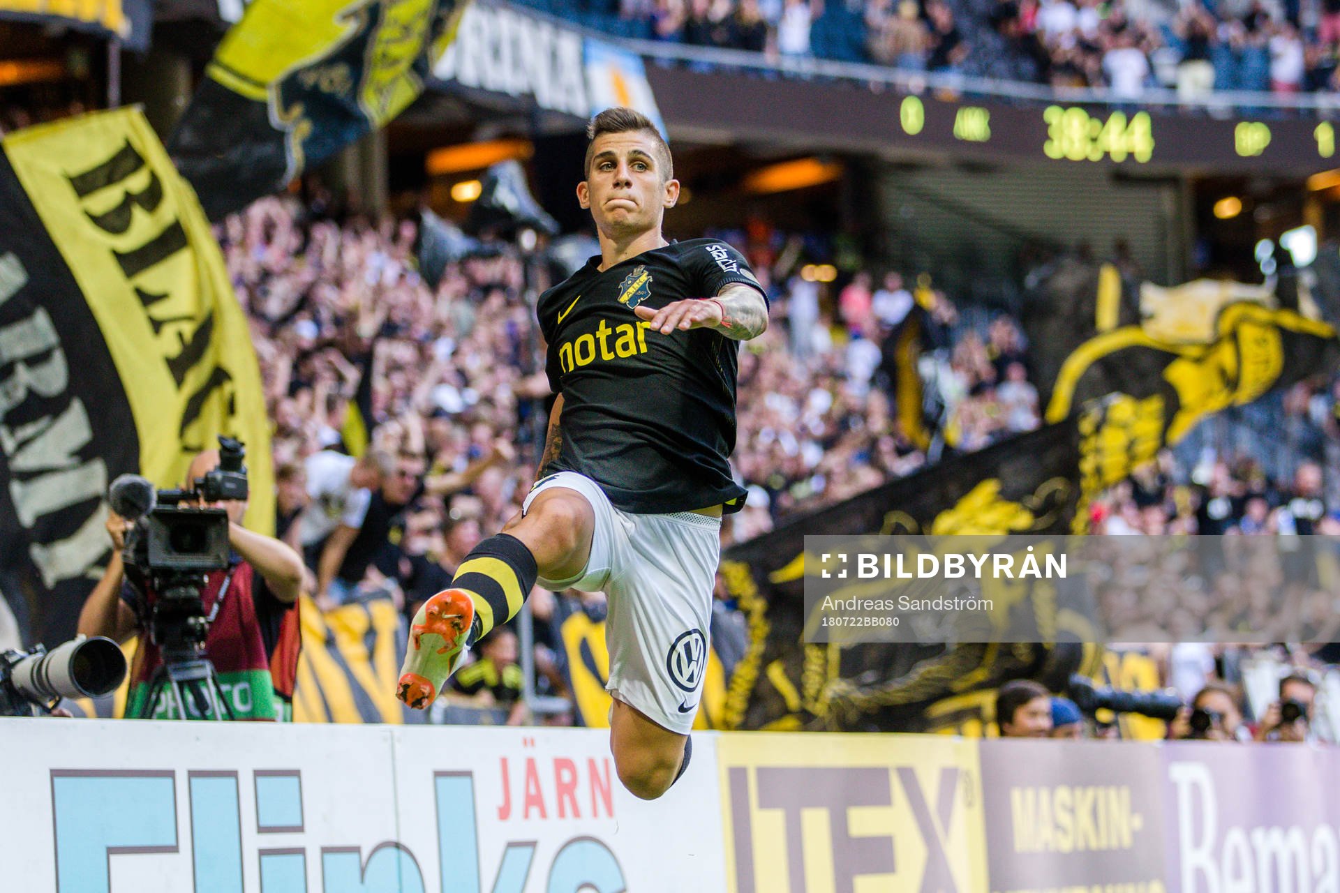 AIK:s Nicolas Stefanelli jublar efter 1-1 under fotbollsmatchen i Allsvenskan mellan AIK och Brommapojkarna den 22 juli 2018 i Stockholm.