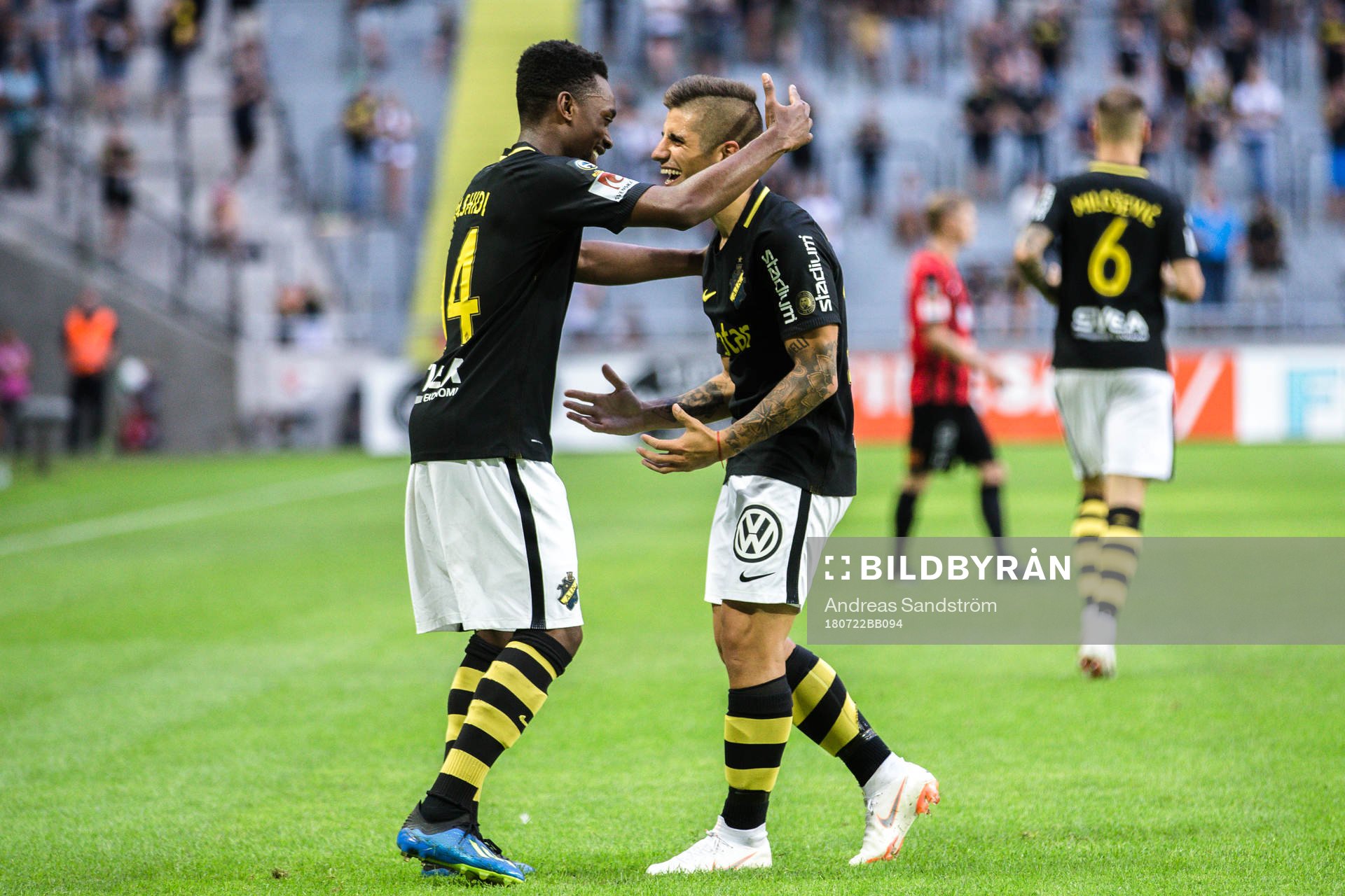 s Nicolas Stefanelli och  Heradi Rashidi jublar