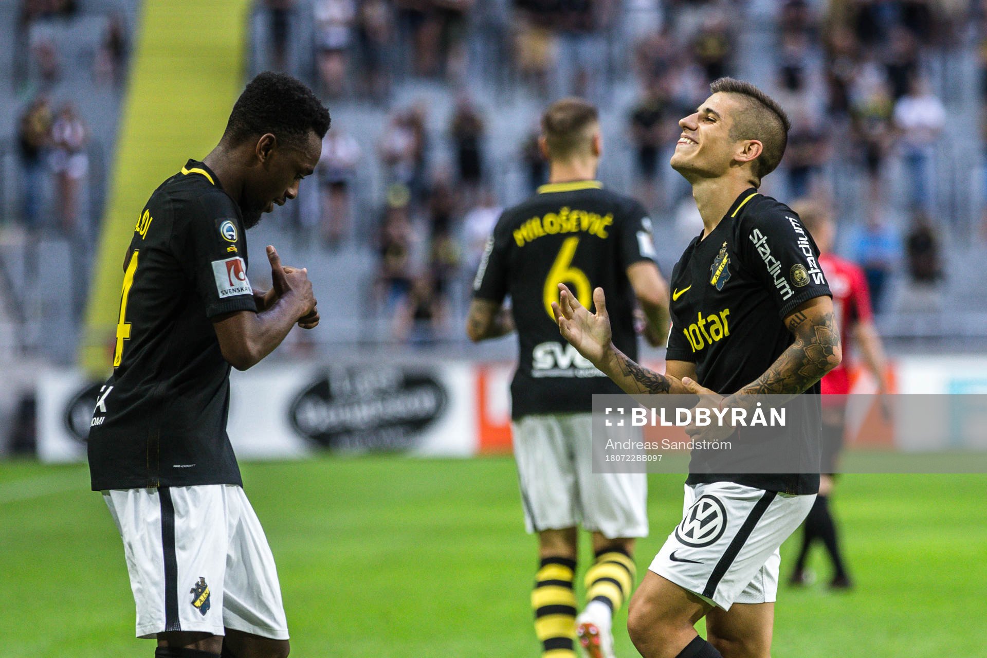 AIK:s Nicolas Stefanelli och Heradi Rashidi jublar efter 2-1 under fotbollsmatchen i Allsvenskan mellan AIK och Brommapojkarna den 22 juli 2018 i Stockholm.