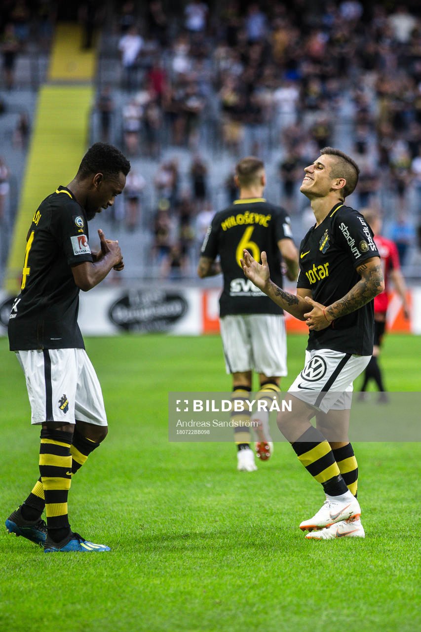s Nicolas Stefanelli och  Heradi Rashidi jublar