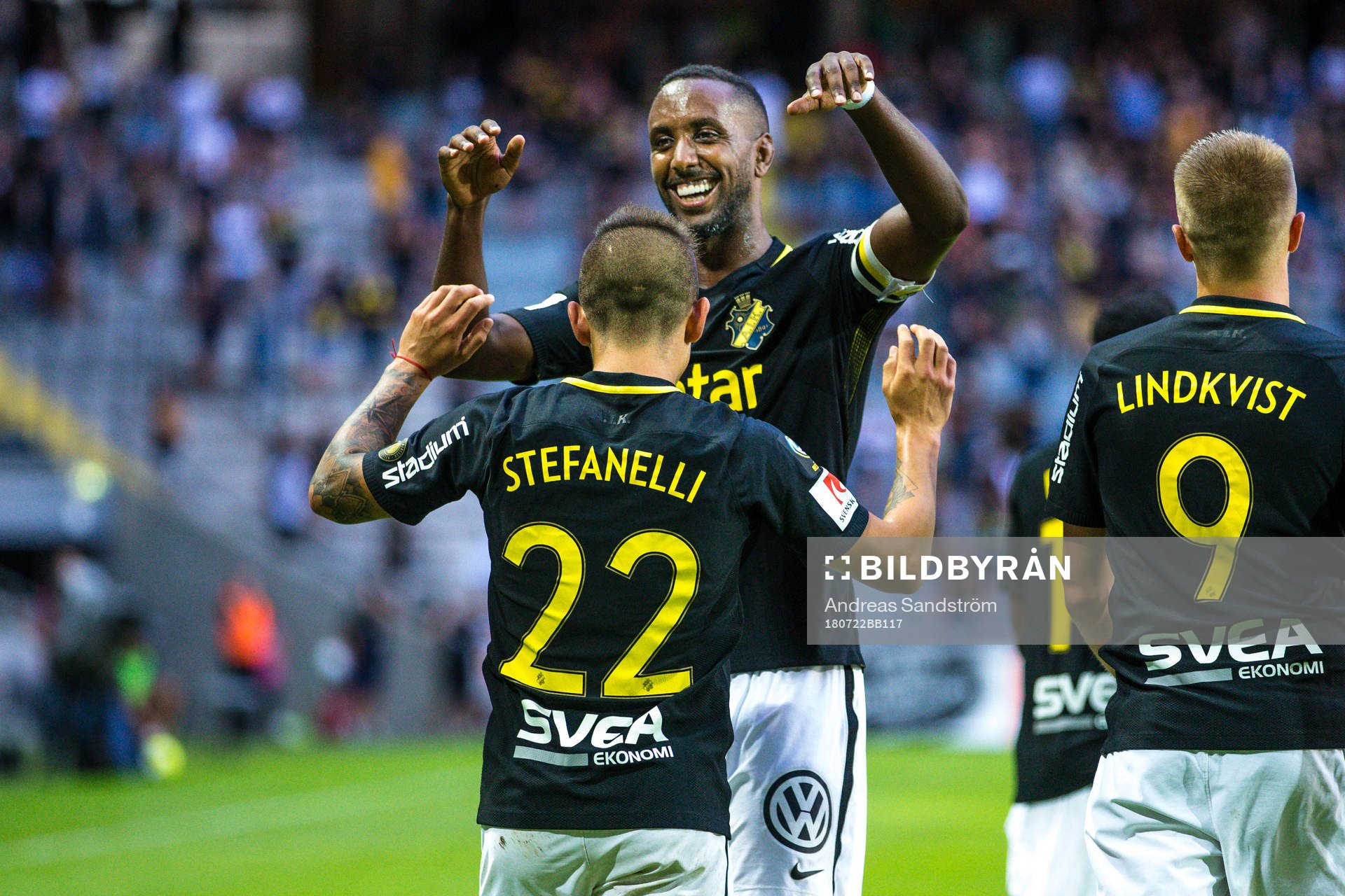 AIK:s Henok Goitom jublar med Nicolas Stefanelli efter 4-1 under fotbollsmatchen i Allsvenskan mellan AIK och Brommapojkarna den 22 juli 2018 i Stockholm.