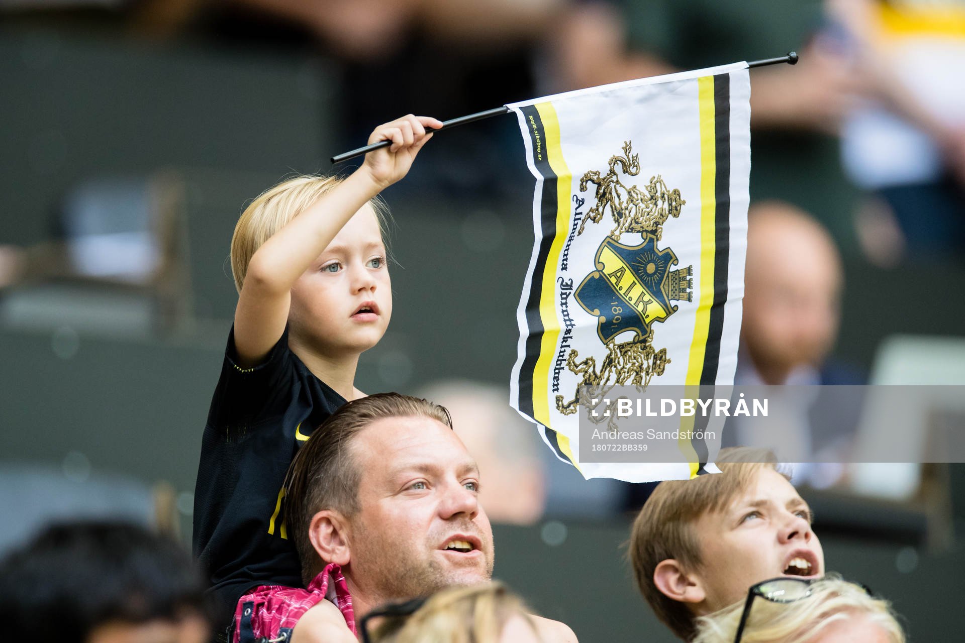 En ung supporter med flagga