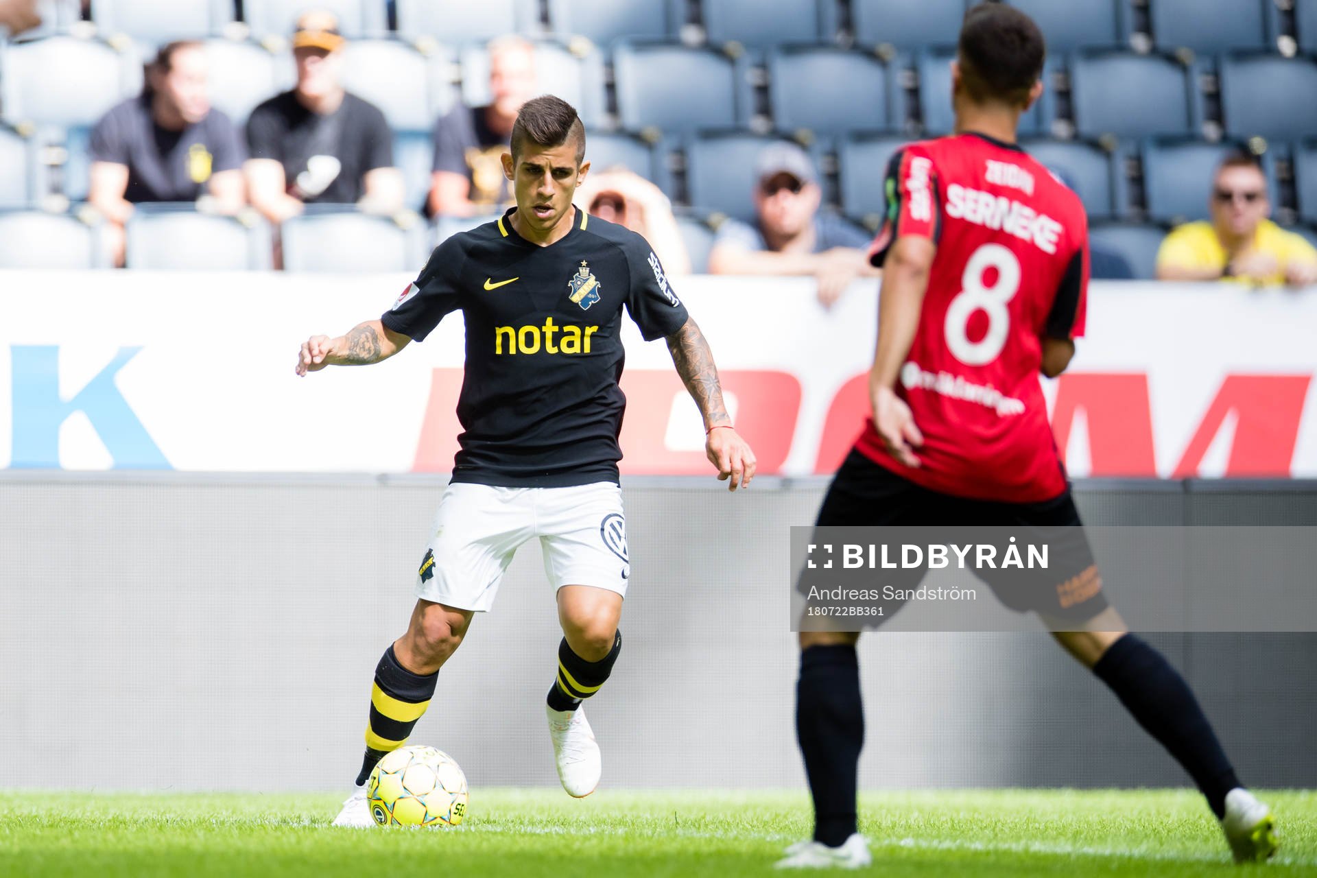 s Nicolas Stefanelli utmanar Brommapojkarnas Moustafa Zeidan
