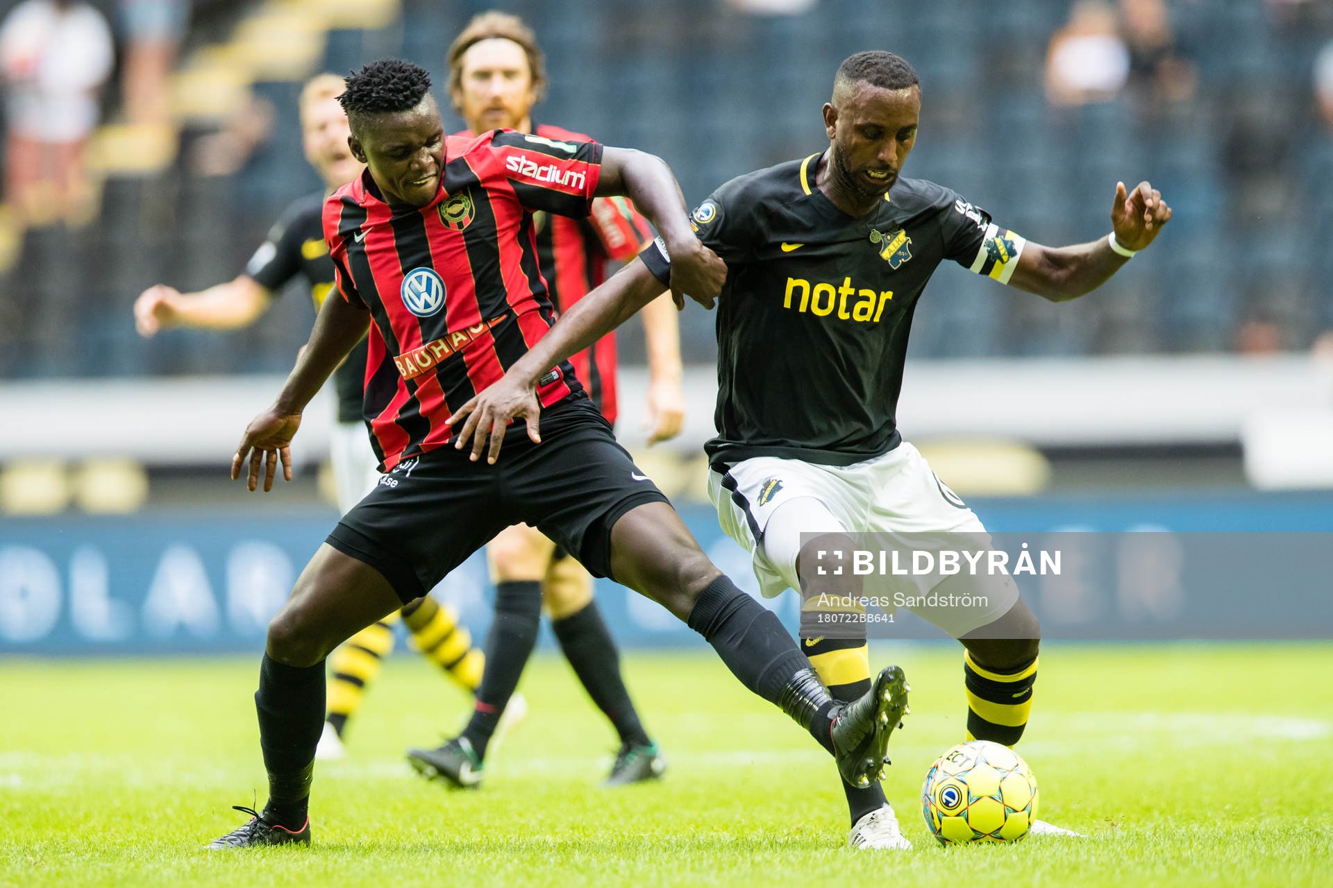 AIK:s Henok Goitom i kamp med Brommapojkarnas David Ochieng under fotbollsmatchen i Allsvenskan mellan AIK och Brommapojkarna den 22 juli 2018 i Stockholm.