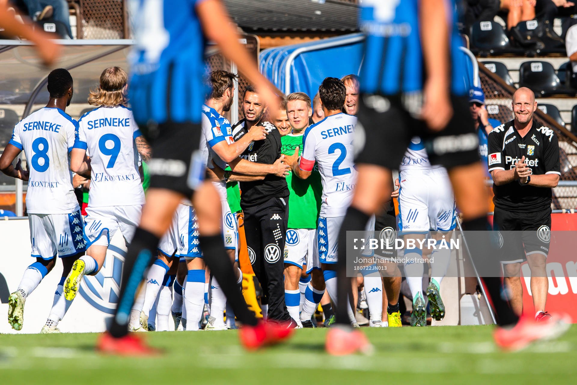 IFK Göteborgs Emil Salomonsson jublar med tränare Poya