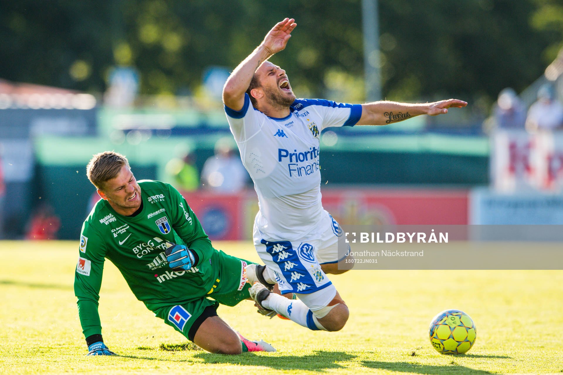 Sirius målvakt Lukas Jonsson i en situation med IFK