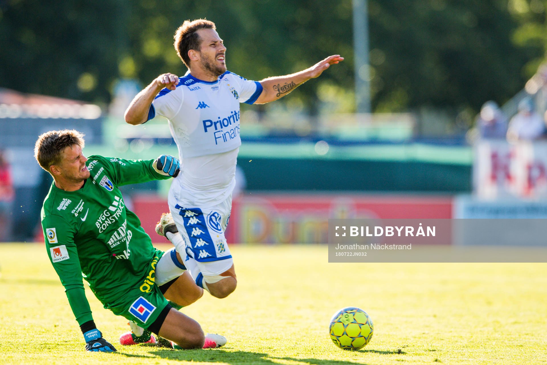 Sirius målvakt Lukas Jonsson i en situation med IFK