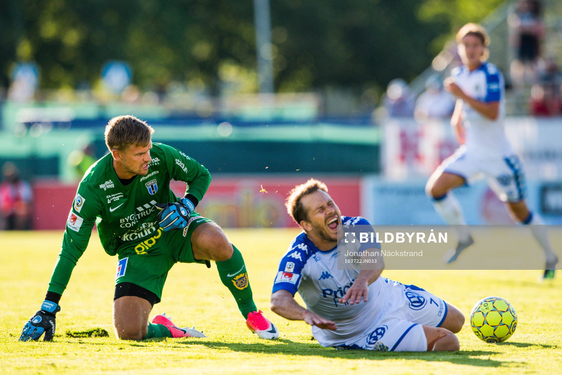 Sirius målvakt Lukas Jonsson i en situation med IFK