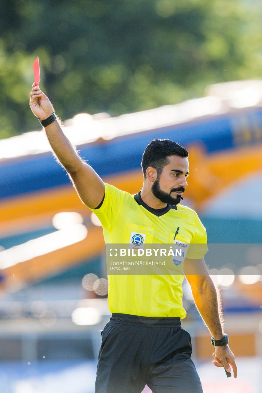 Domare Mohammed Al-Hakim delar ut ett rött kort till