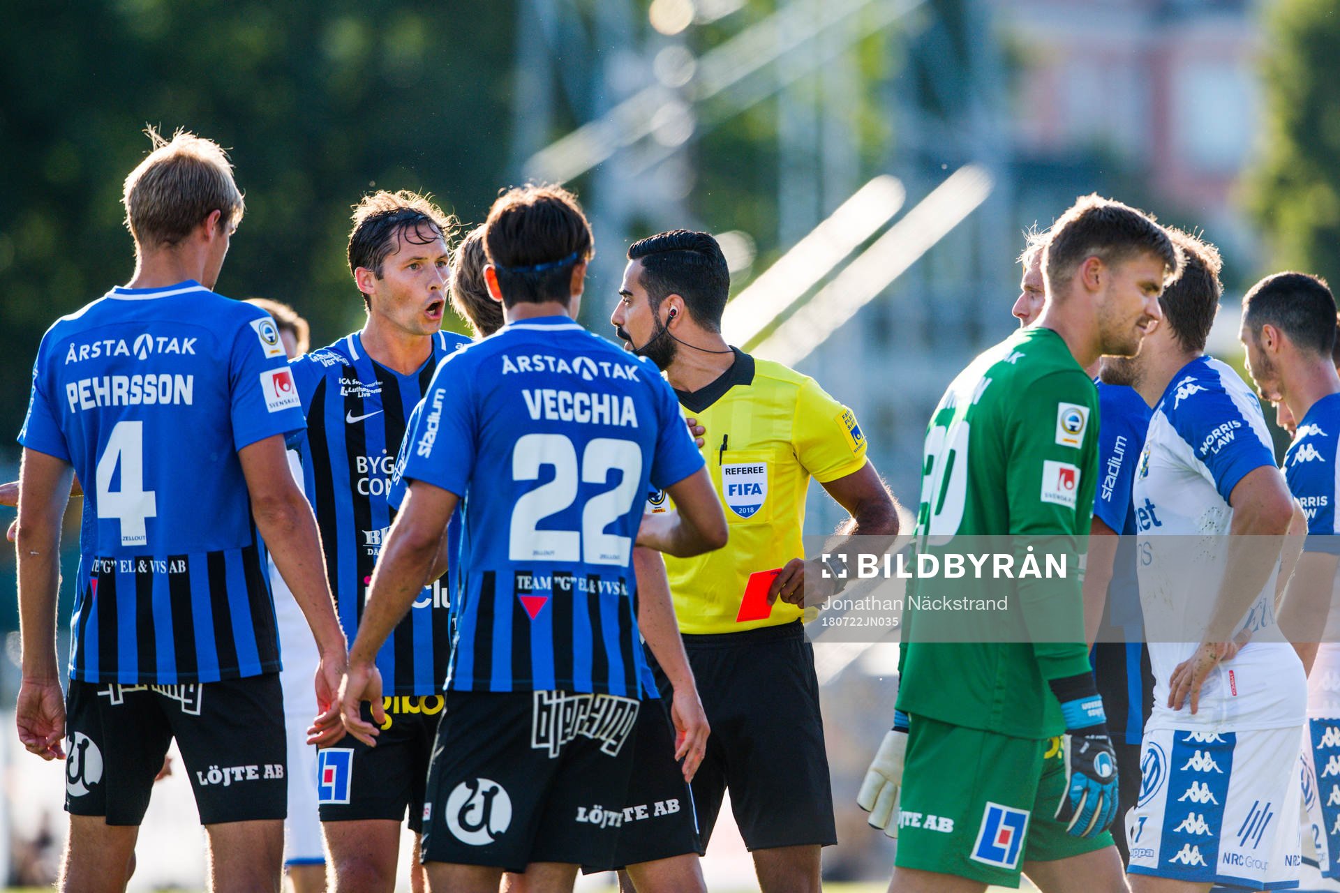 Domare Mohammed Al-Hakim delar ut rött kort till Sirius