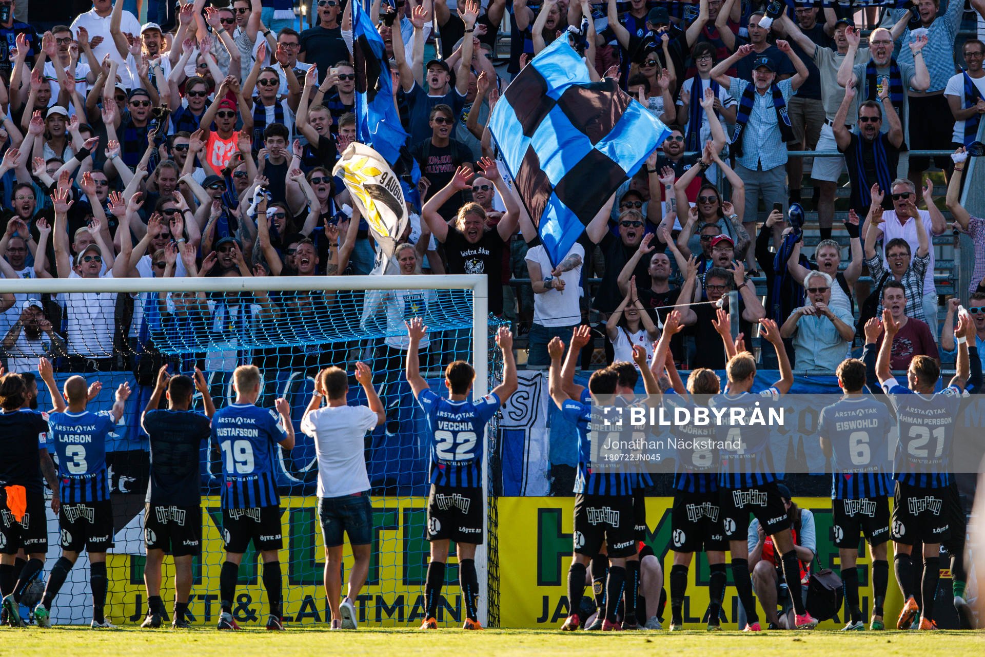 Sirius spelare och supportrar jublar