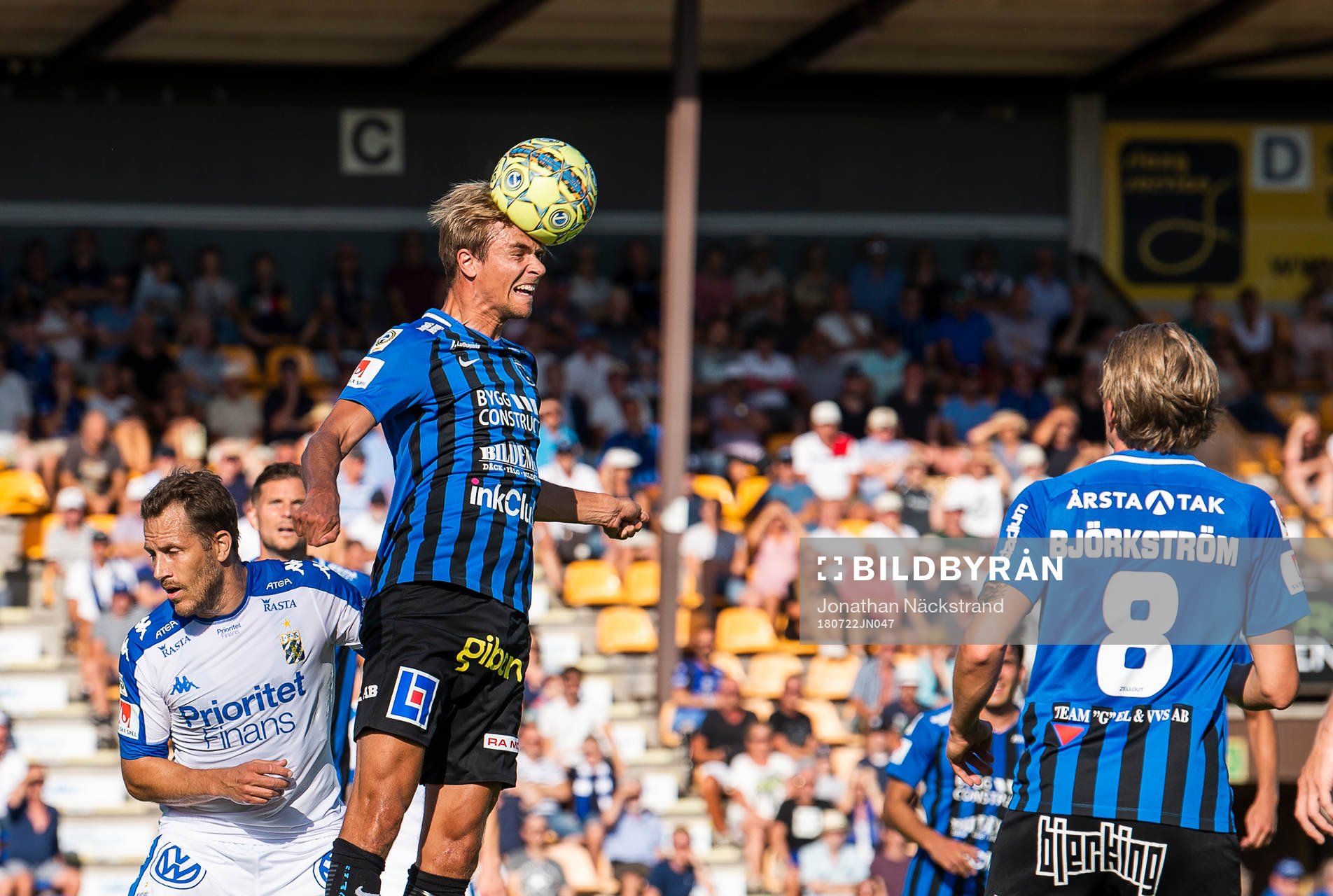 Sirius Oscar Pehrsson i en duell med IFK Göteborgs Tobias