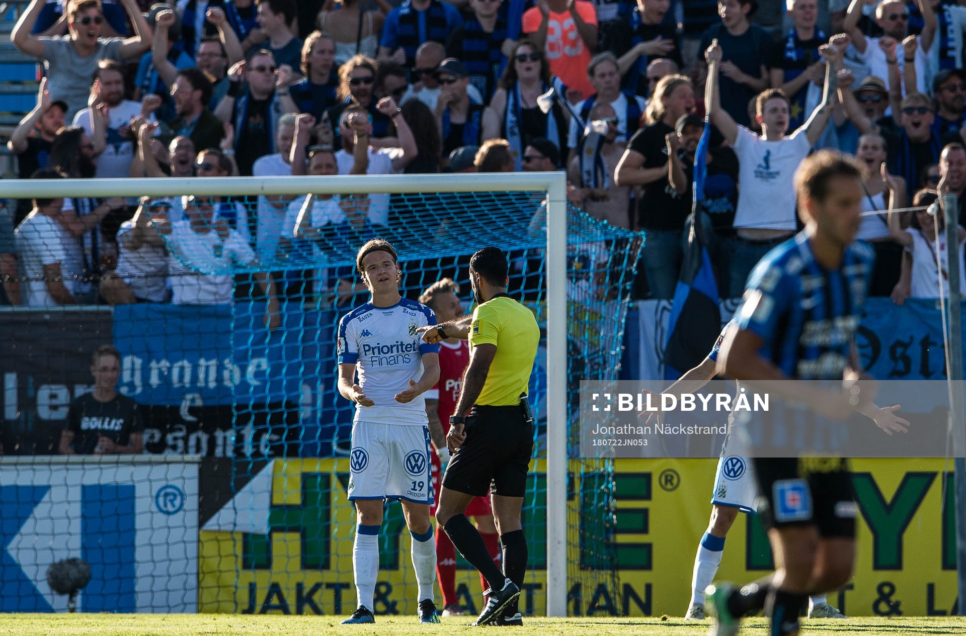 IFK Göteborgs August Erlingmark reagerar när domare