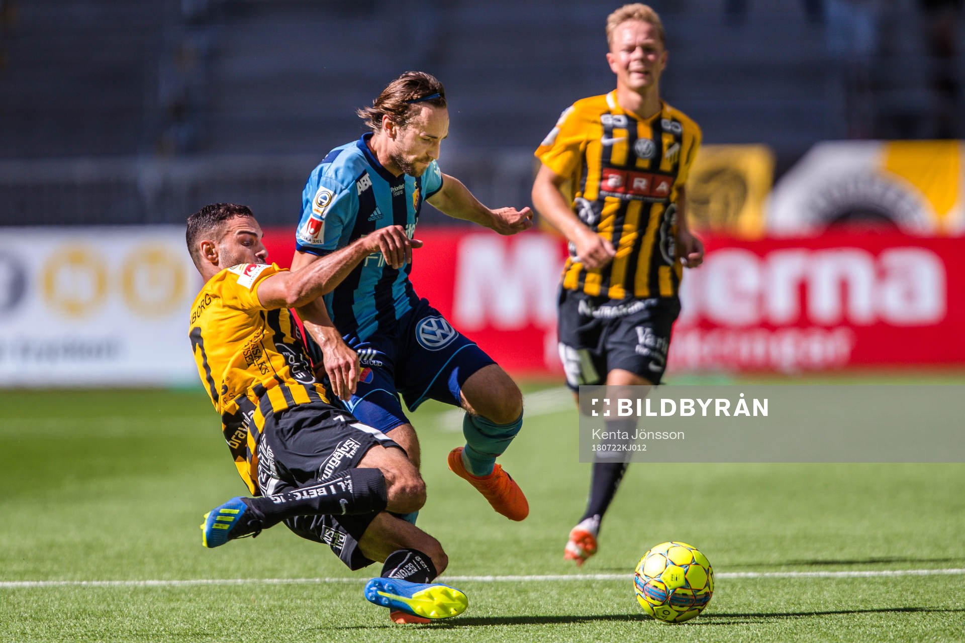 Djurgårdens Kevin Walker och Häckens Mervan Celik