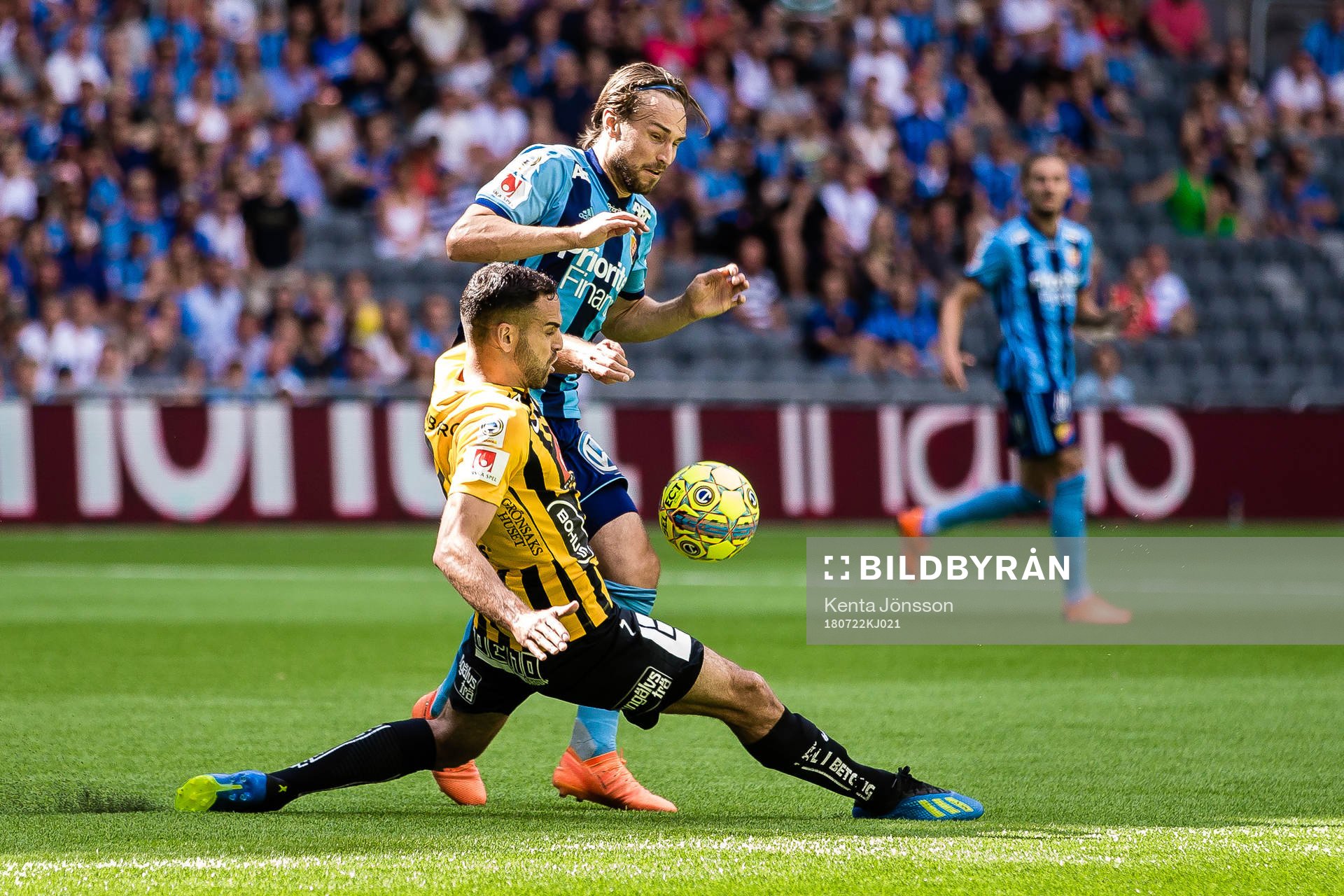Djurgårdens Kevin Walker och Häckens Mervan Celik