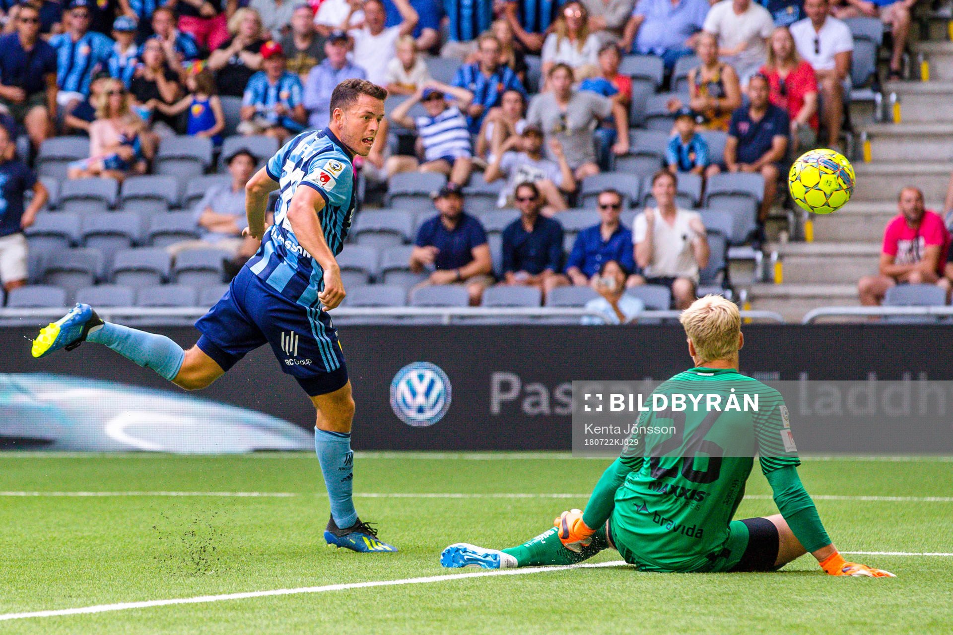 Djurgårdens Kerim Mrabti missar målchans bakom Häckens