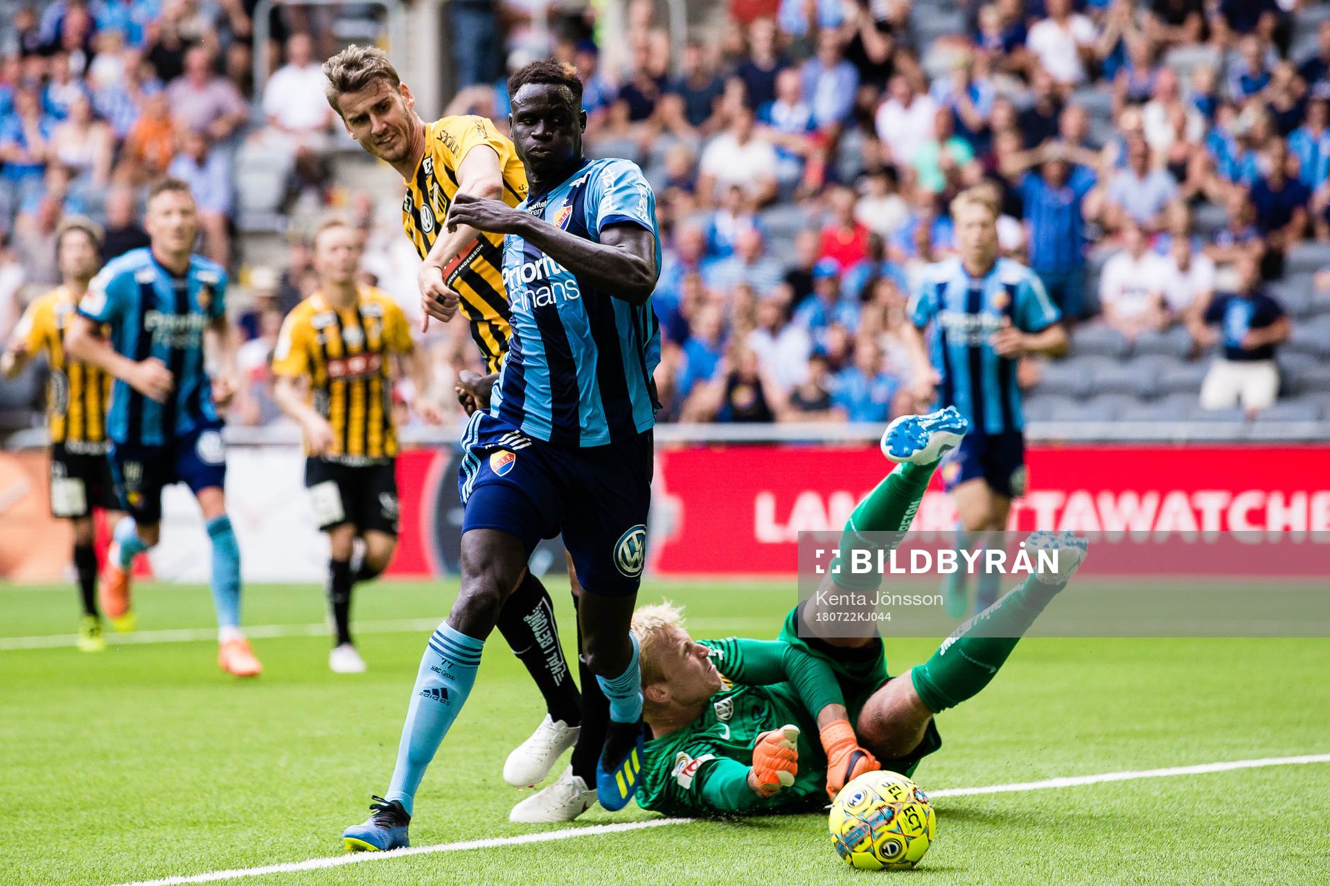 Djurgårdens Aliou Badji på väg att göra 2-1 i kamp om
