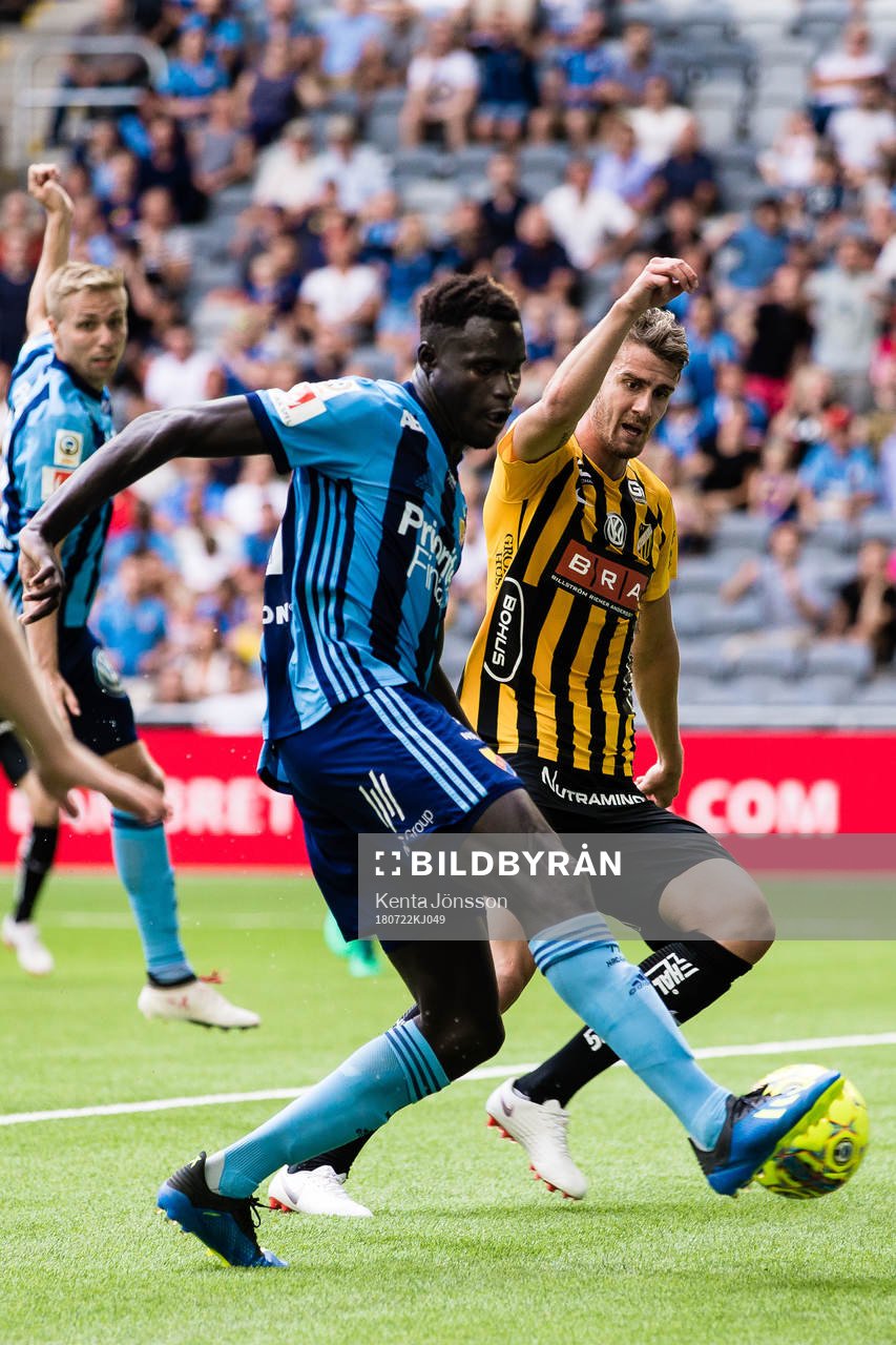 Djurgårdens Aliou Badji gör 2-1 i kamp om bollen med Häckens Johan Hammar fotbollsmatchen i Allsvenskan mellan Djurgården och Häcken den 22 Juli 2018 i Stockholm.