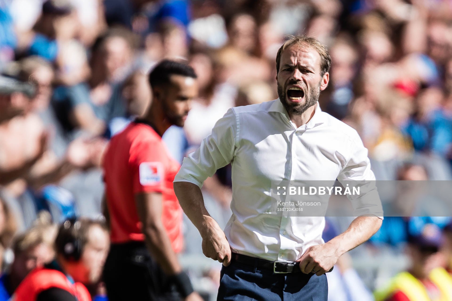 Häckens tränare Andreas Alm reagerar uder fotbollsmatchen