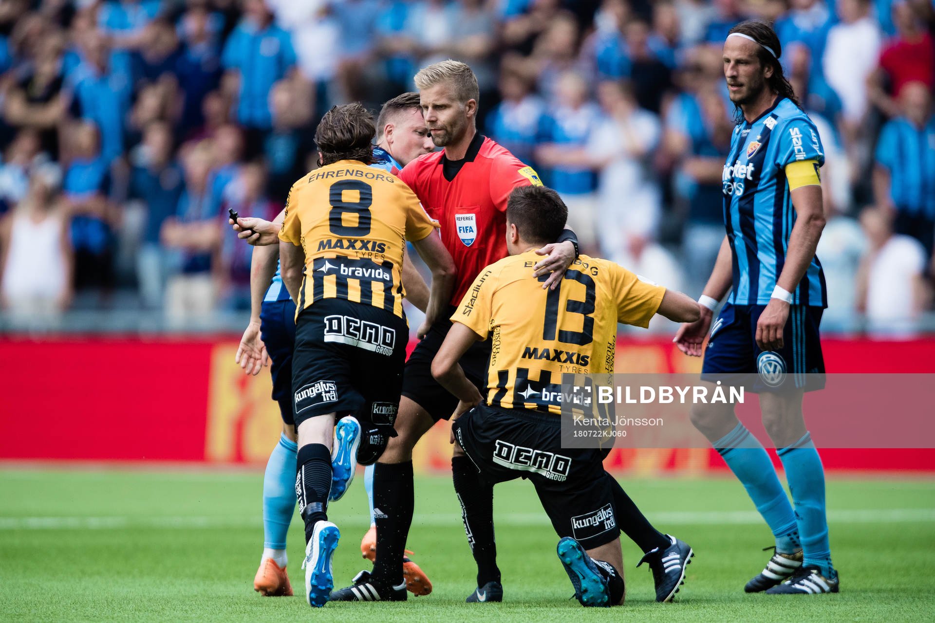 domare Glenn Nyberg stoppar Häckens Erik Friberg och