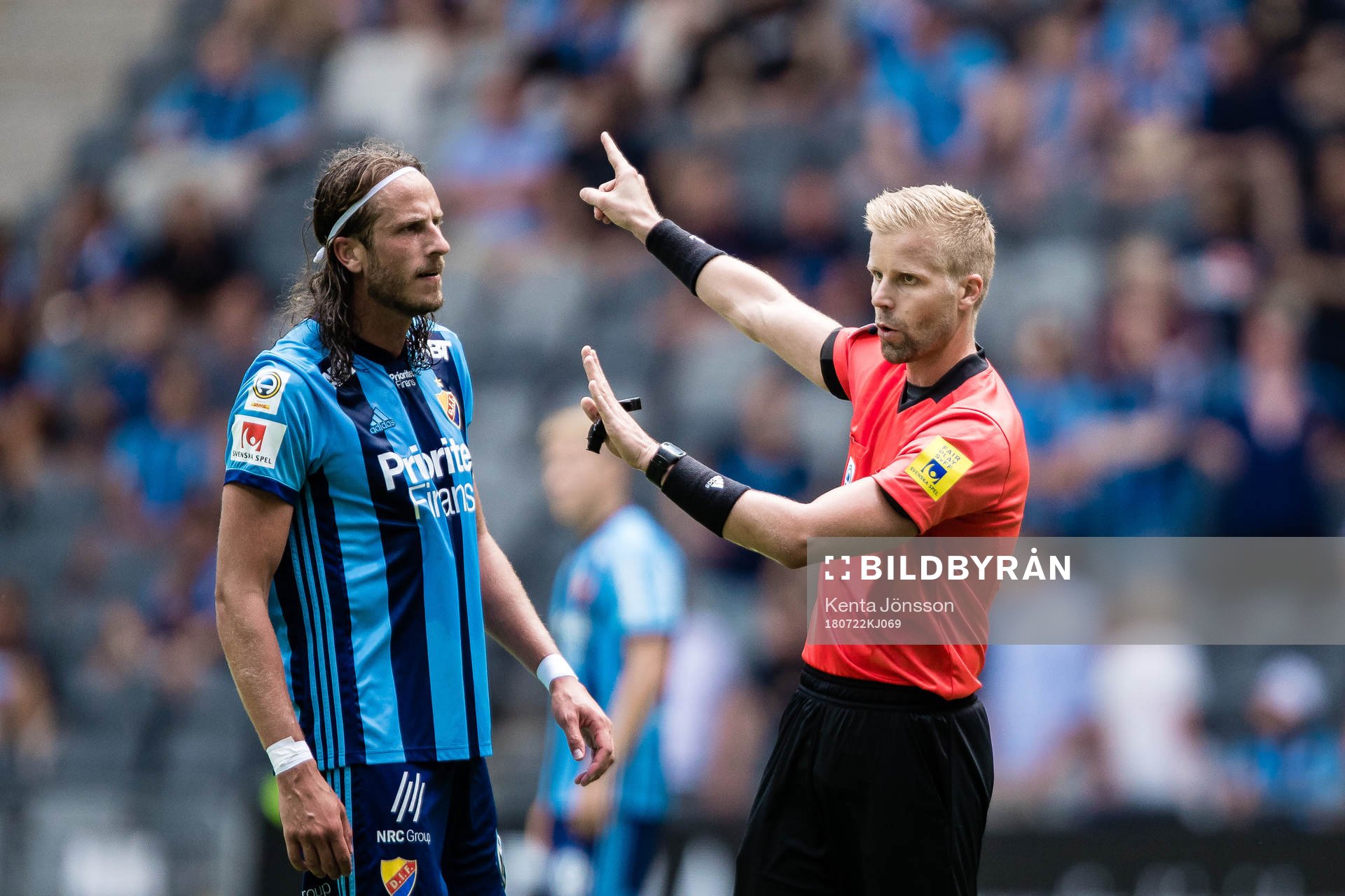 Djurgården Jonas Olsson och domare Glenn Nyberg