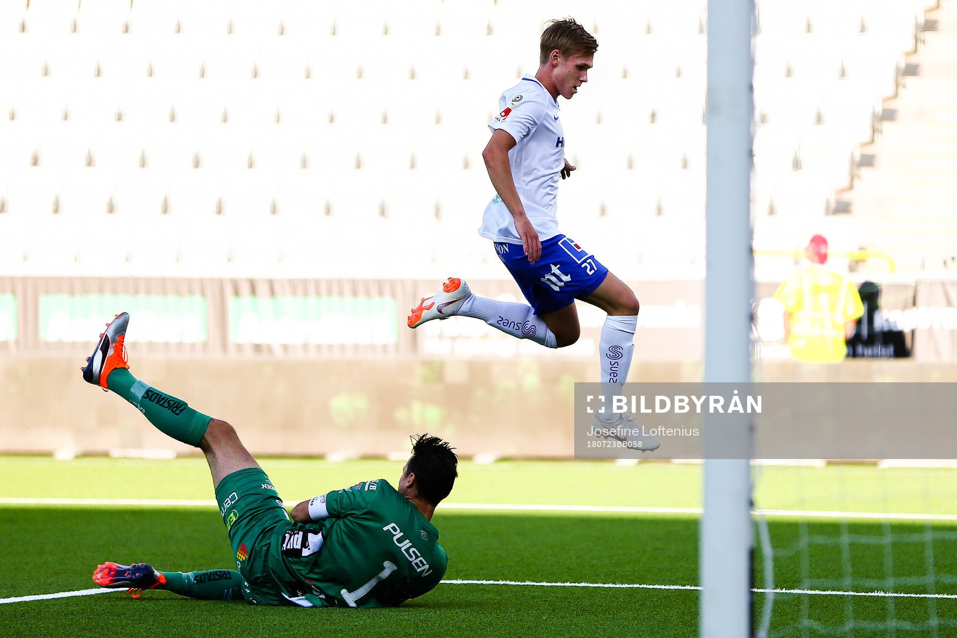 Elfsborgs målvakt Kevin Stuhr Ellegaard räddar anfall